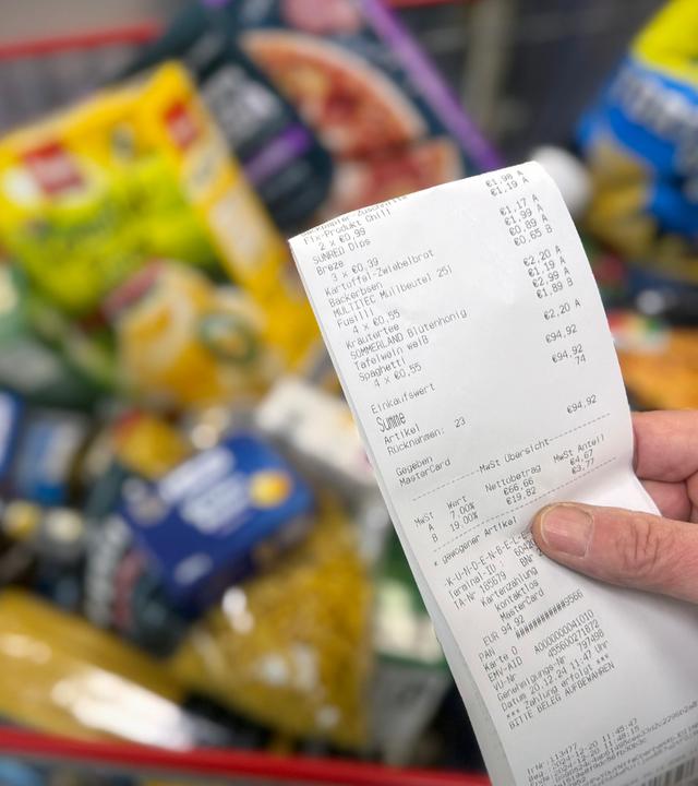 Lebensmittelpreise.Ein Blick auf den Kassenbon loest bei den Verbrauchern Entsetzen aus. Lebenshaltungskosten in Deutschland auf Rekordhoch.