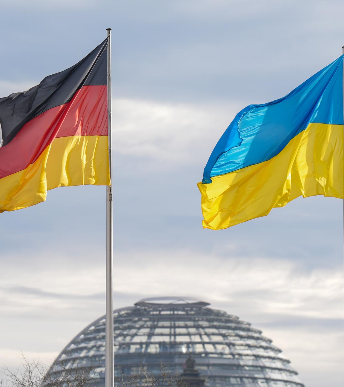 16.02.2024, Berlin: Die Flaggen von Deutschland und der Ukraine wehen vor dem Bundestag, bevor Bundeskanzler Scholz (SPD) Selenskyj, Präsident der Ukraine, vor dem Bundeskanzleramt zu einem Arbeitsbesuch empfängt. Auf dem Programm steht auch die Unterzeichnung einer bilateralen Vereinbarung über Sicherheitszusagen und langfristige Unterstützung.