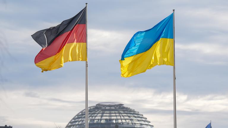 16.02.2024, Berlin: Die Flaggen von Deutschland und der Ukraine wehen vor dem Bundestag, bevor Bundeskanzler Scholz (SPD) Selenskyj, Präsident der Ukraine, vor dem Bundeskanzleramt zu einem Arbeitsbesuch empfängt. Auf dem Programm steht auch die Unterzeichnung einer bilateralen Vereinbarung über Sicherheitszusagen und langfristige Unterstützung.