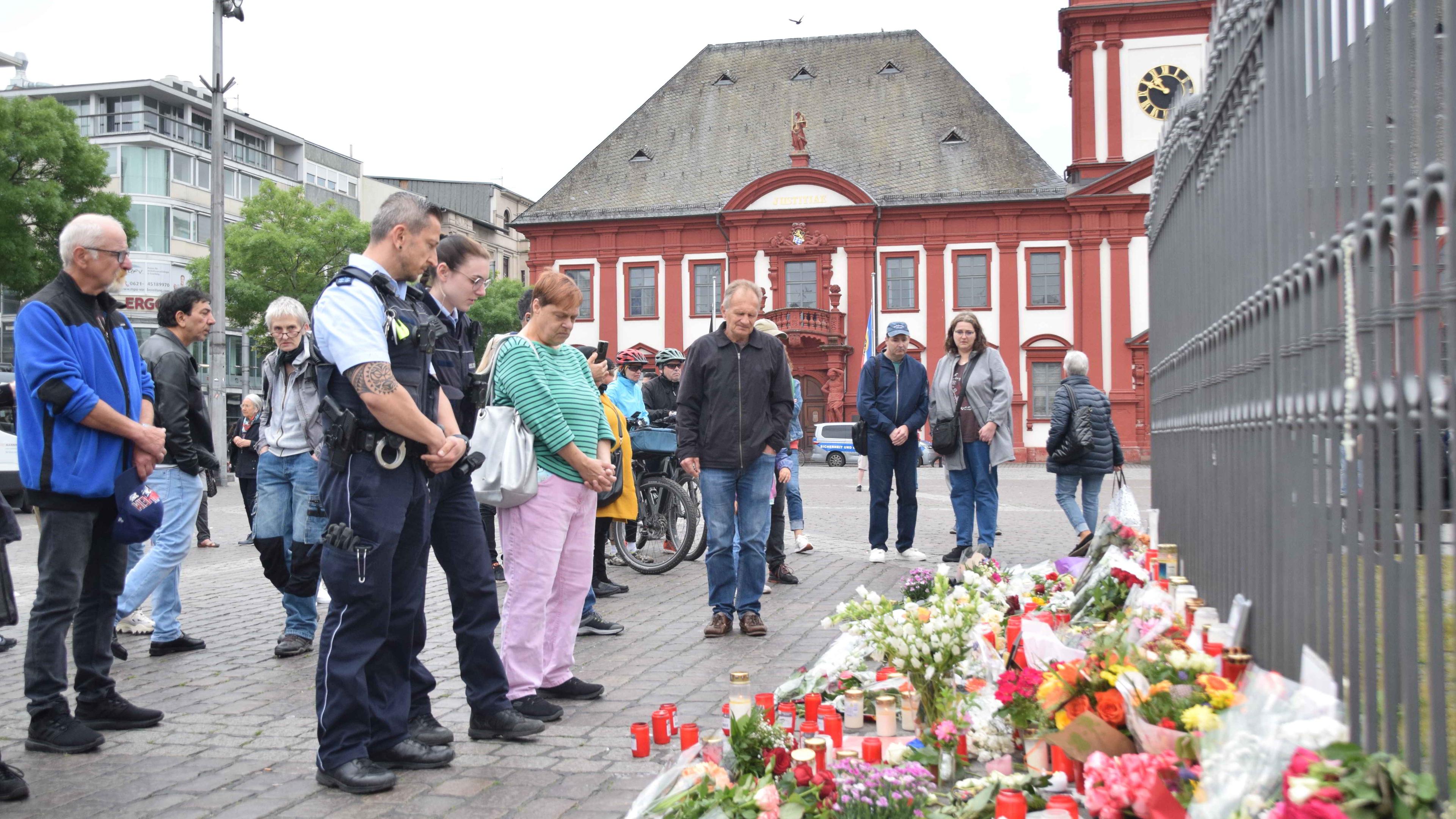 Mannheim: Trauer um bei Messerattentat getöteten Polizisten