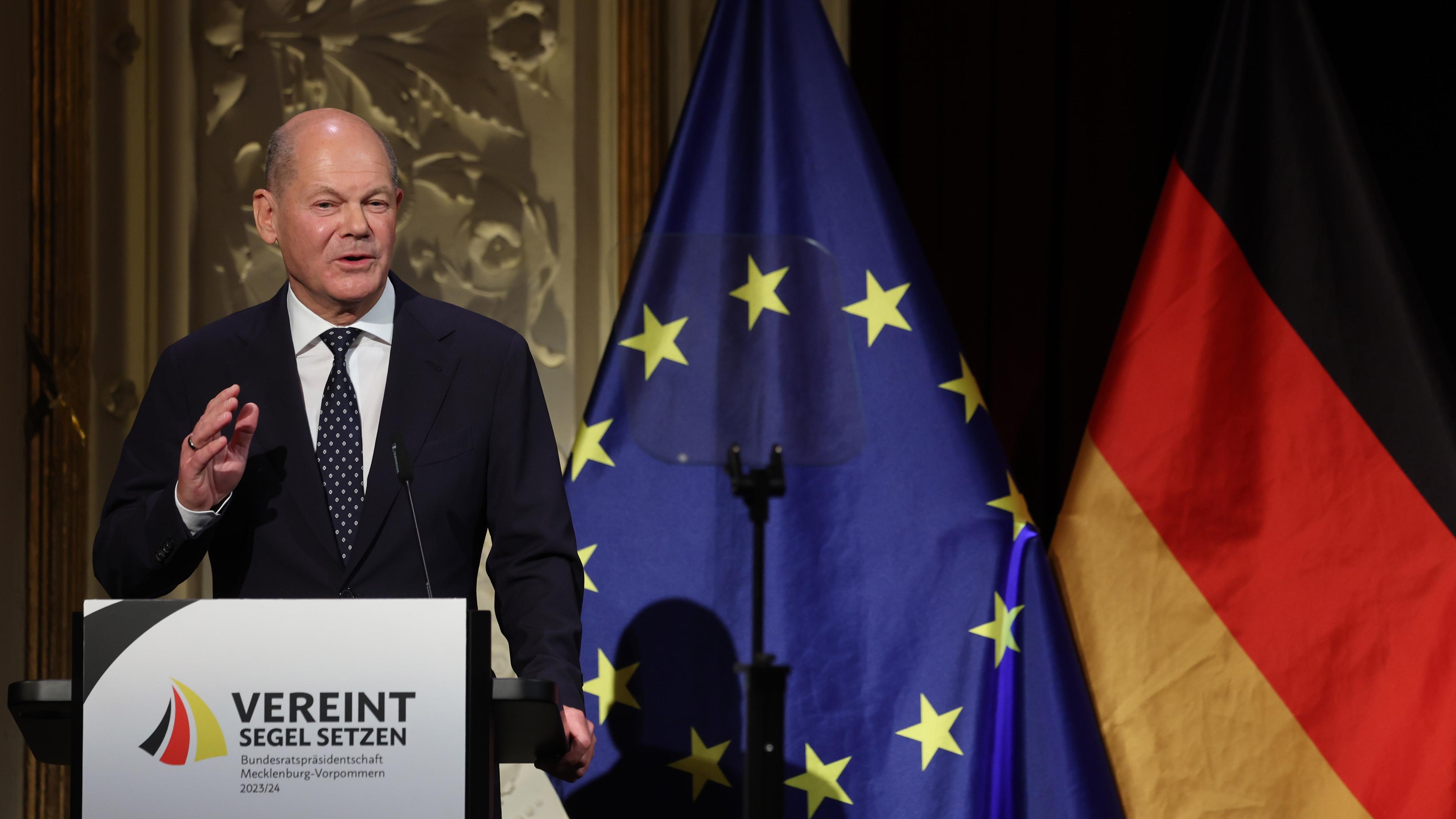 Bundeskanzler Olaf Scholz (SPD) spricht auf dem Festakt im Mecklenburgischen Staatstheater. 