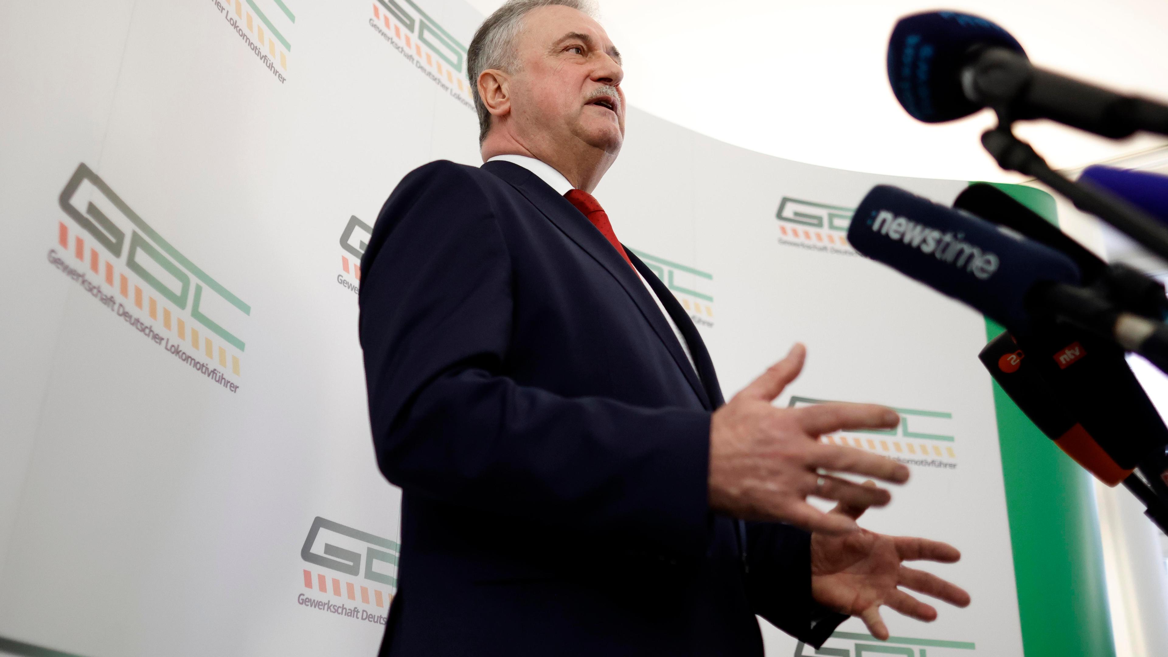 04.03.24, Berlin: Claus Weselsky spricht vor Mikrofonen auf einer Pressekonferenz.