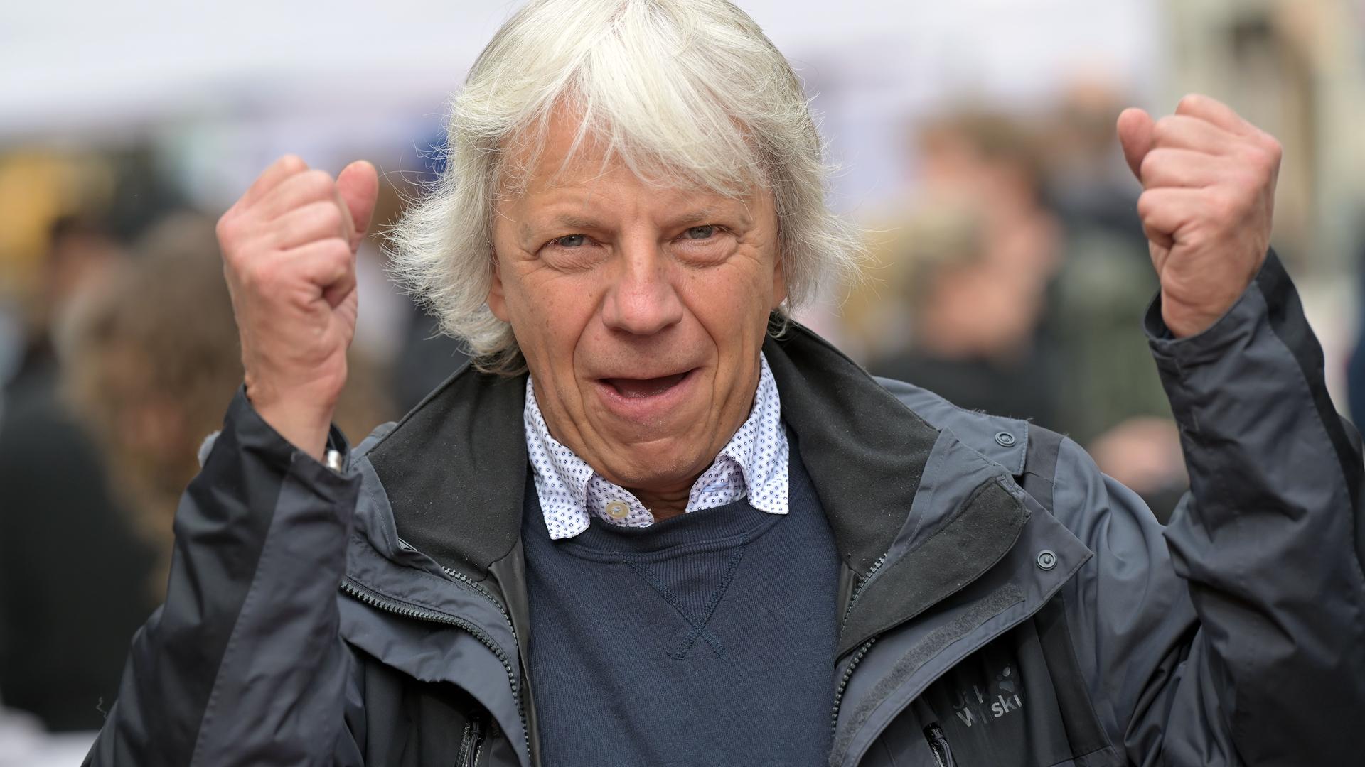 Regisseur Andreas Dresen jubelt bei der Eröffnung des «Boulevard des Films». Insgesamt 55 quadratische Granitplatten mit Titeln wichtiger Filme, die in Potsdam gedreht wurden, werden im Zuge der Sanierung der Fußgängerzone verlegt.