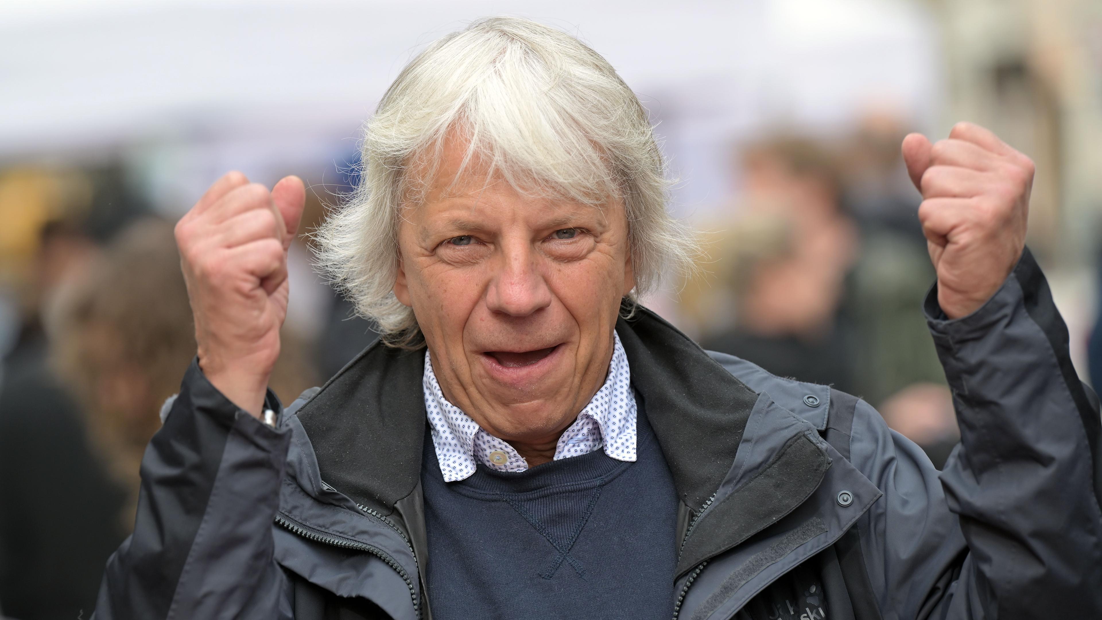 Regisseur Andreas Dresen jubelt bei der Eröffnung des «Boulevard des Films». Insgesamt 55 quadratische Granitplatten mit Titeln wichtiger Filme, die in Potsdam gedreht wurden, werden im Zuge der Sanierung der Fußgängerzone verlegt.