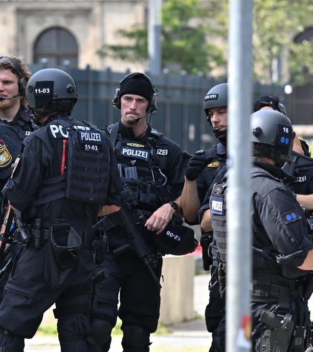 Polizisten stehen vor dem Israelischen Generalkonsulat. Die Polizei hat in der Münchner Innenstadt bei einem größeren Einsatz in der Nähe des Israelischen Generalkonsulats eine verdächtige Person niedergeschossen.