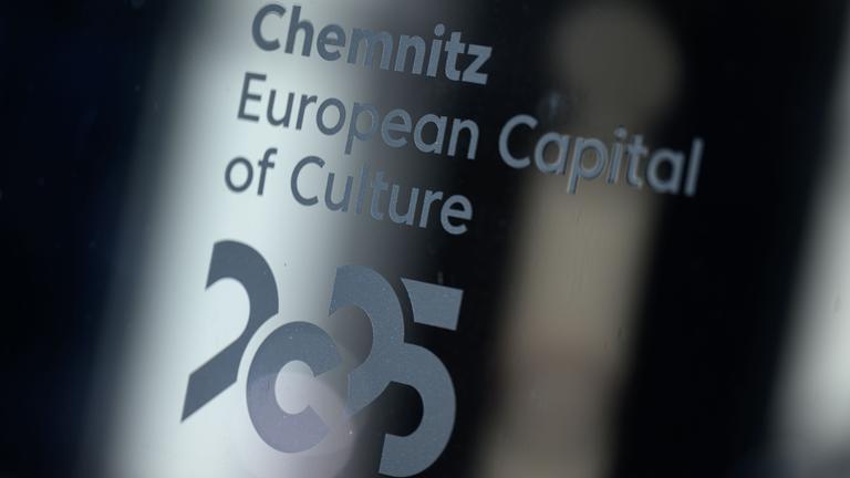Das Logo der Kulturhauptstadt Chemnitz 2025 (European Capital of Culture) ist an einem Fester des Welcome Centers des Kulturhauptstadtbüros zu sehen. Die Veranstalter haben jetzt über Details zum Ablauf der Eröffnung am 18. Januar 2025 informiert.