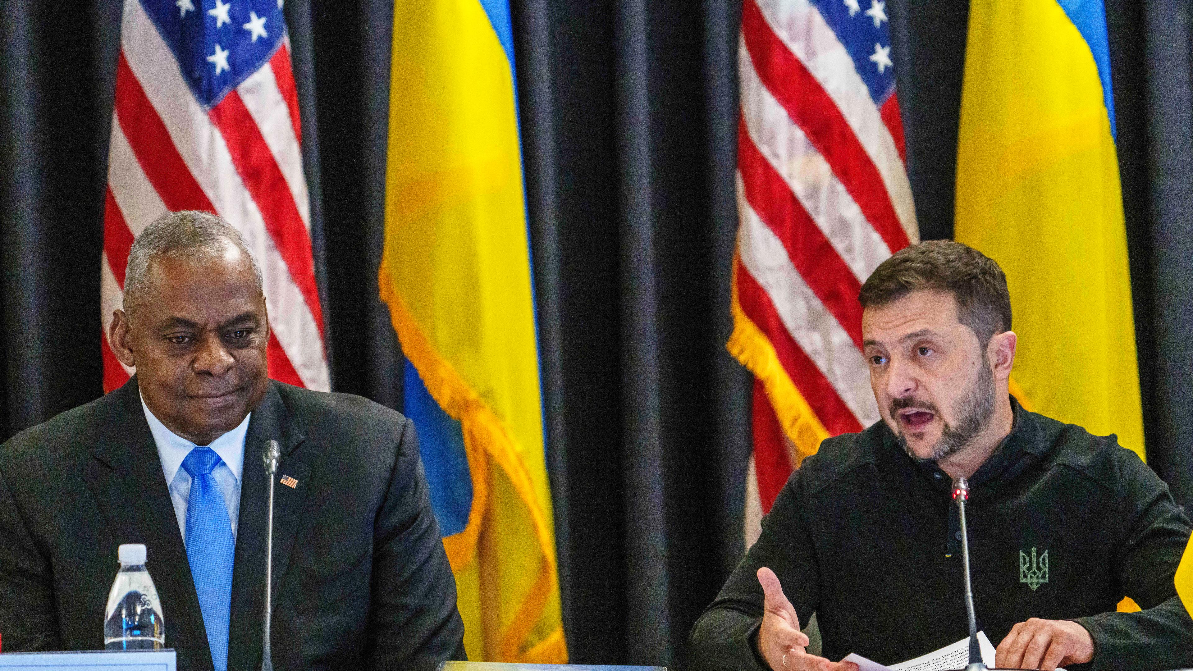 Lloyd Austin (l), Verteidigungsminister der USA, und Wolodymyr Selenskyj, Präsident der Ukraine, nehmen am Treffen der Ukraine-Kontaktgruppe auf der US Air Base Ramstein teil. Voraussichtlich letztmals vor der US-Präsidentenwahl kommen die westlichen Partner der Ukraine zu persönlichen Beratungen im Ramstein-Format zusammen. Es geht um Waffenhilfe für die Ukraine und eine Perspektive für das von Russland angegriffene Land.