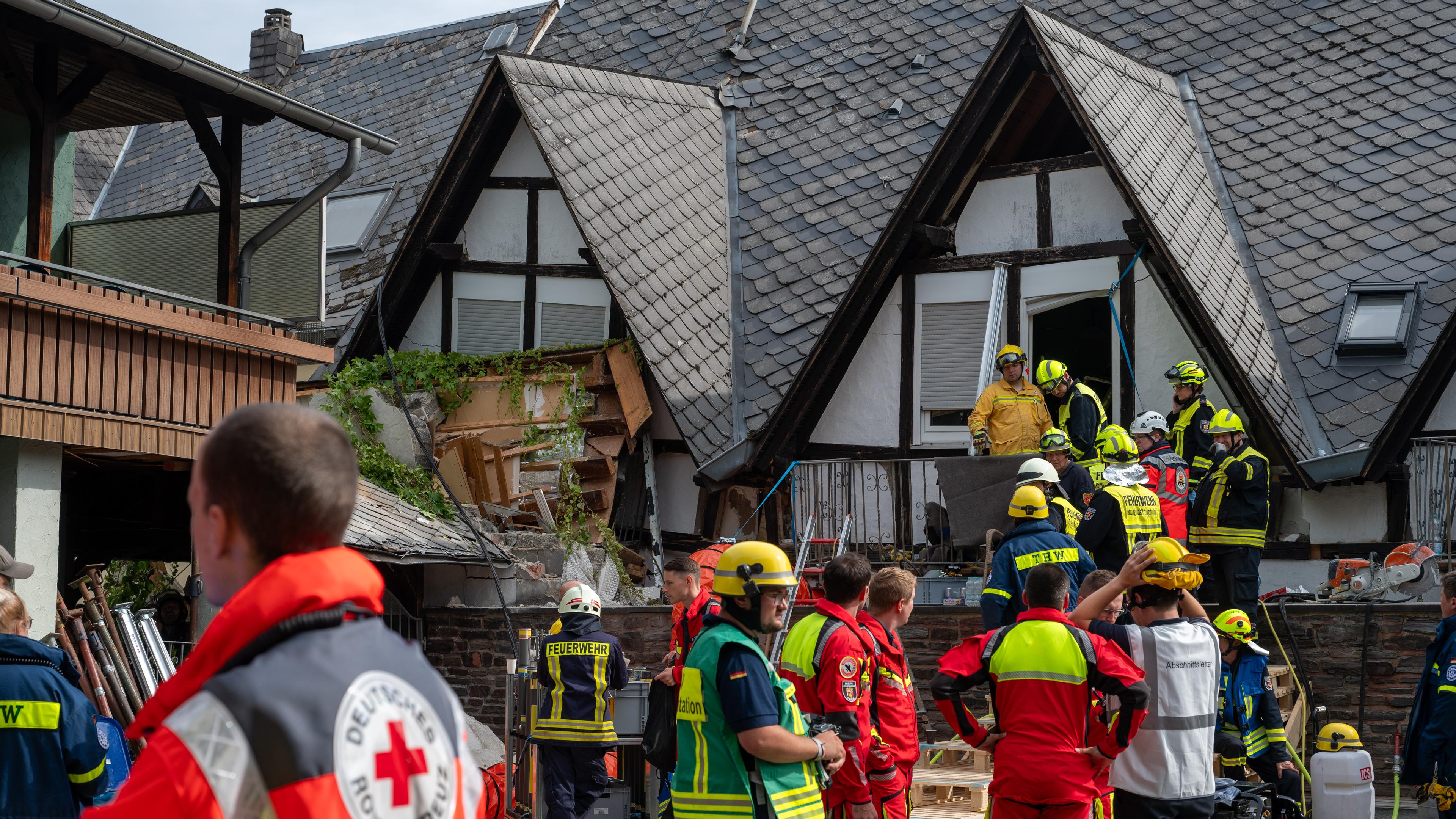 Hotel teilweise eingestürzt, Feuerwehr und Rettungskräfte sind im Einsatz
