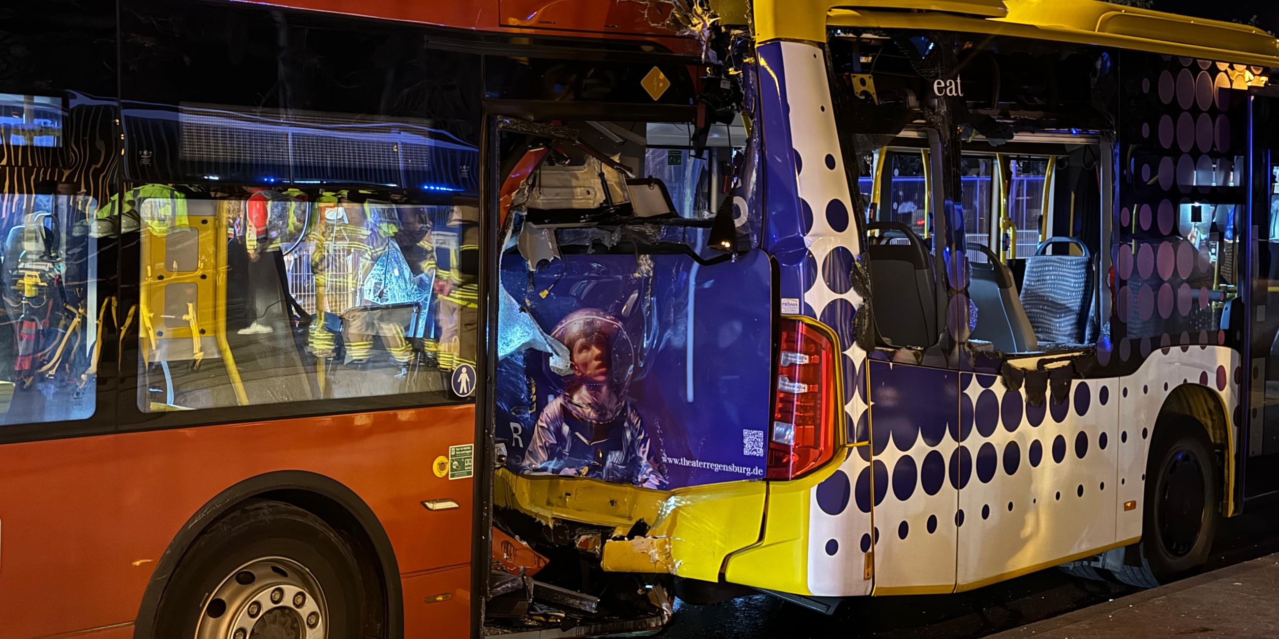  Zwei Linienbusse stehen nach einem Auffahrunfall auf der Nibelungenbrücke in Regensburg.