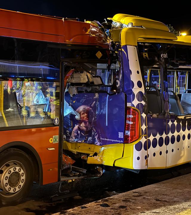  Zwei Linienbusse stehen nach einem Auffahrunfall auf der Nibelungenbrücke in Regensburg.