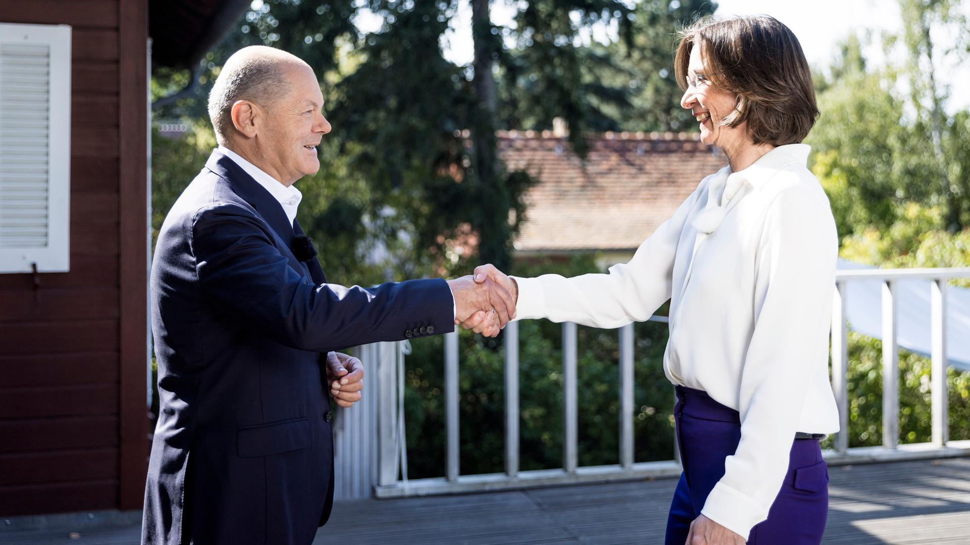 Diana Zimmermann begrüßt Bundeskanzler Olaf Scholz vor dem ZDF-Sommerinterview vor dem Einstein-Haus.