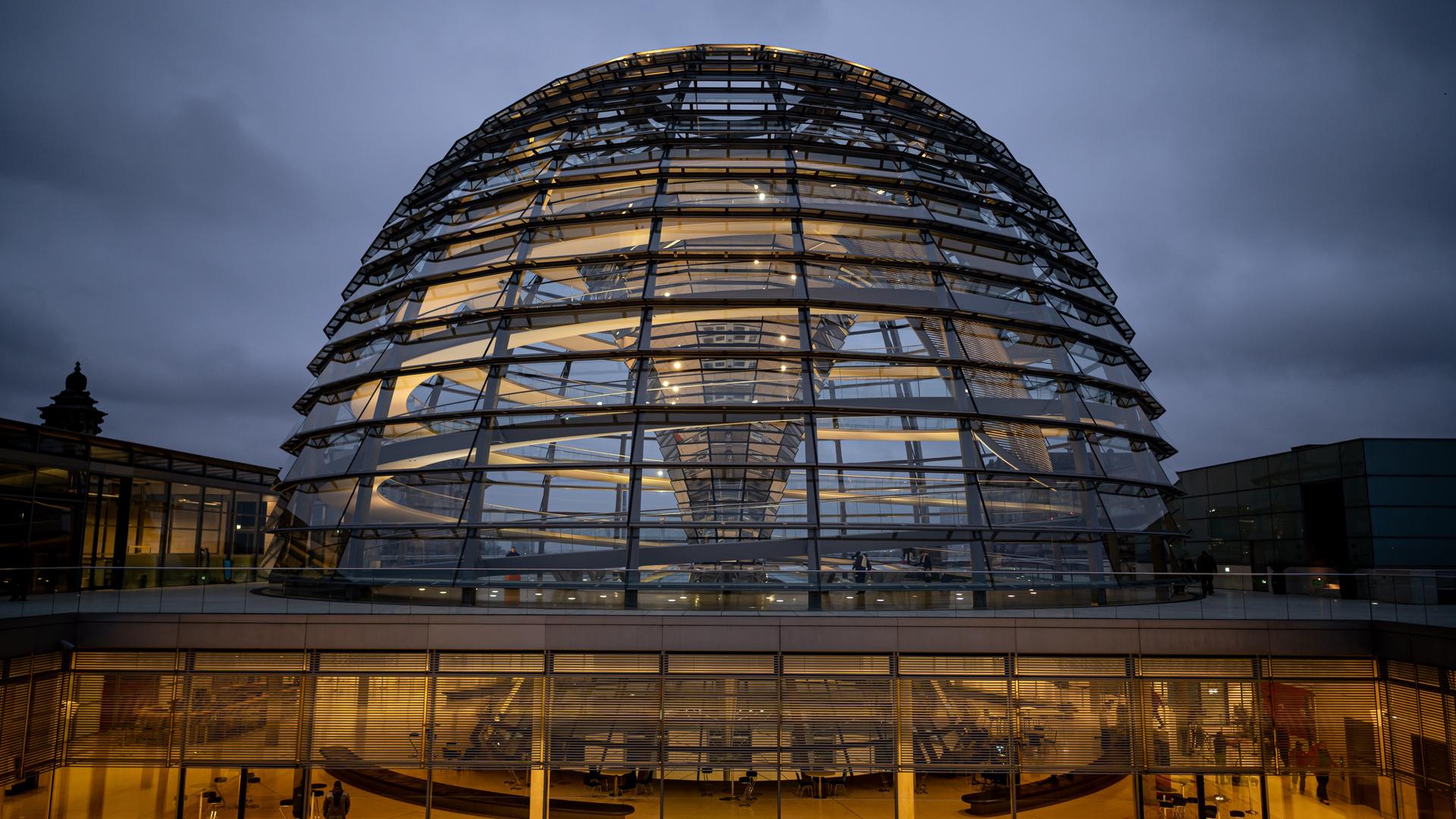 Die Kuppel des Reichstagsgebäudes wird über der Fraktionsebene am Morgen erleuchtet. Nach dem Bruch der Ampel debattiert der Bundestag über das weitere Vorgehen. 