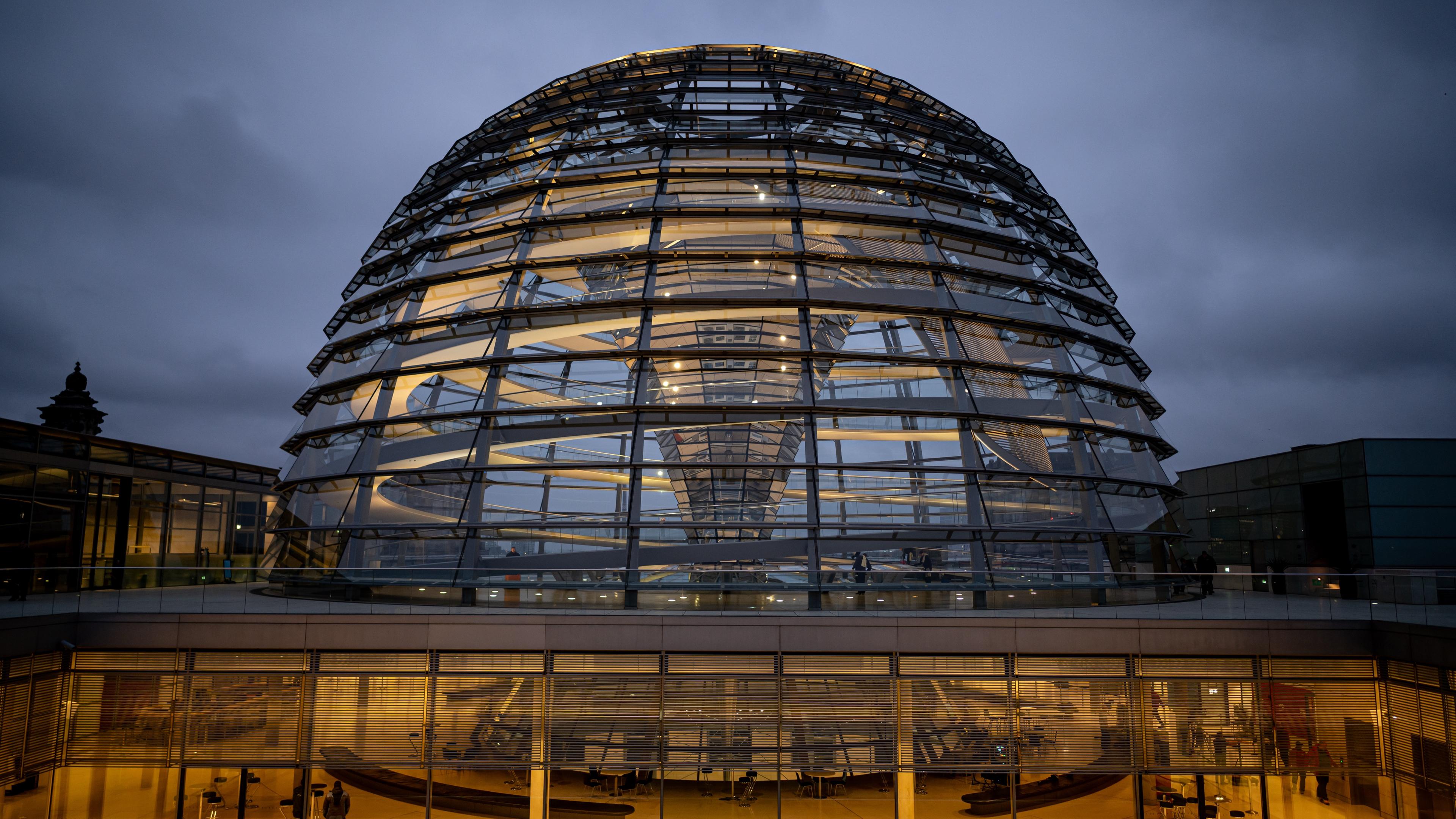 Die Kuppel des Reichstagsgebäudes wird über der Fraktionsebene am Morgen erleuchtet. Nach dem Bruch der Ampel debattiert der Bundestag über das weitere Vorgehen. 