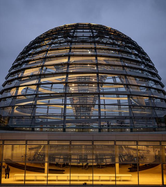 Die Kuppel des Reichstagsgebäudes wird über der Fraktionsebene am Morgen erleuchtet. Nach dem Bruch der Ampel debattiert der Bundestag über das weitere Vorgehen. 