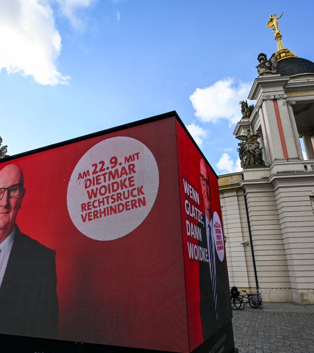 Ein Plakatmotiv ·Wenn Glatze, dann Woidke· im Wahlkampf der SPD Brandenburg mit einem Foto von Ministerpräsident Dietmar Woidke wird auf dem Alten Markt vorgestellt. Das Motiv ist digital auf einem Lkw zu sehen, der durch Brandenburg tourt.
