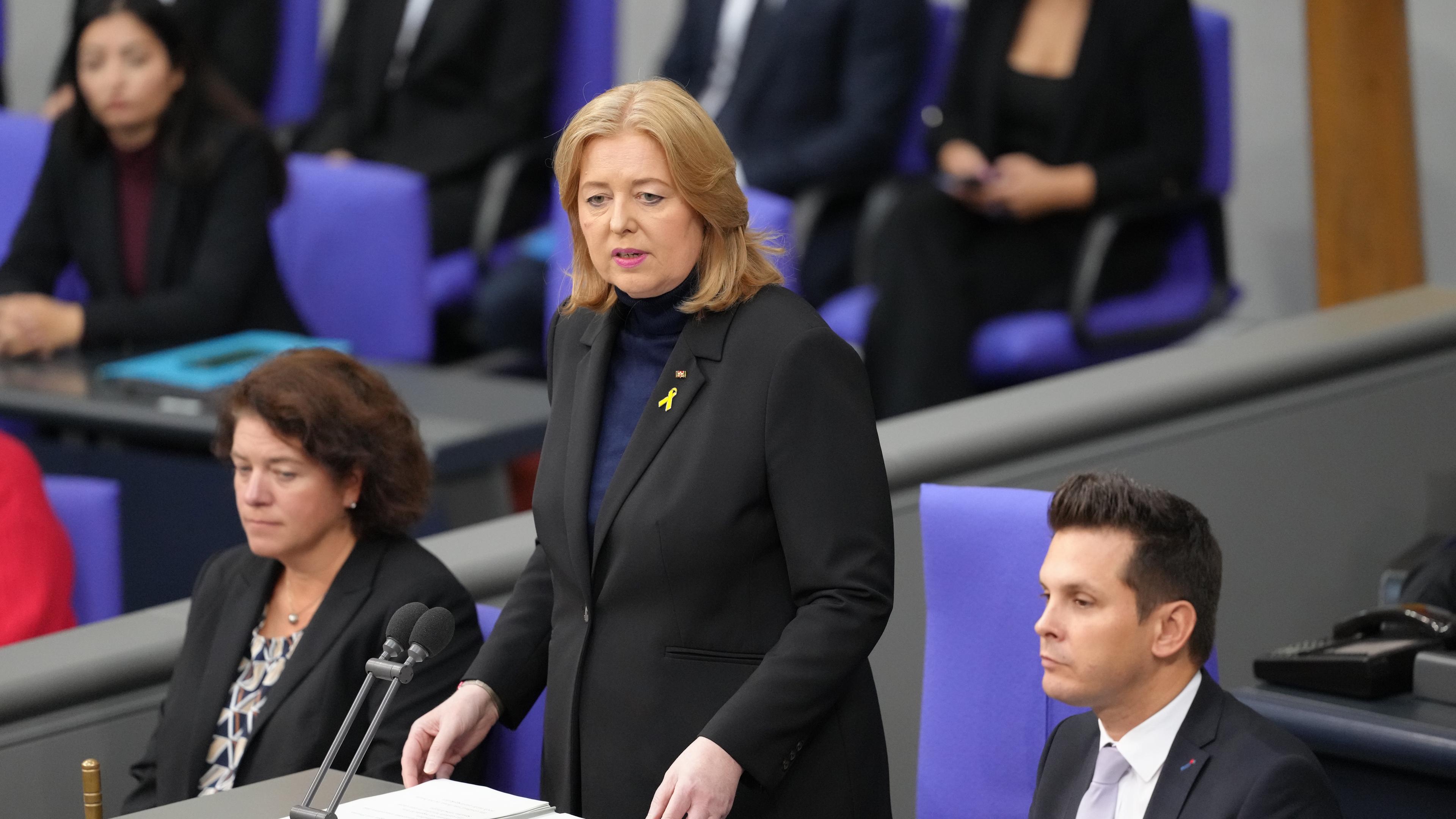 10.10.2024, Berlin: Bärbel Bas (SPD), Bundestagspräsidentin, spricht im Bundestag. Themen der Sitzung sind eine Debatte zum Jahrestag des Hamas-Überfalls auf Israel sowie der ersten Lesung einer Grundgesetz-Änderung, die den Schutz des Bundesverfassungsgerichts verbessern soll.