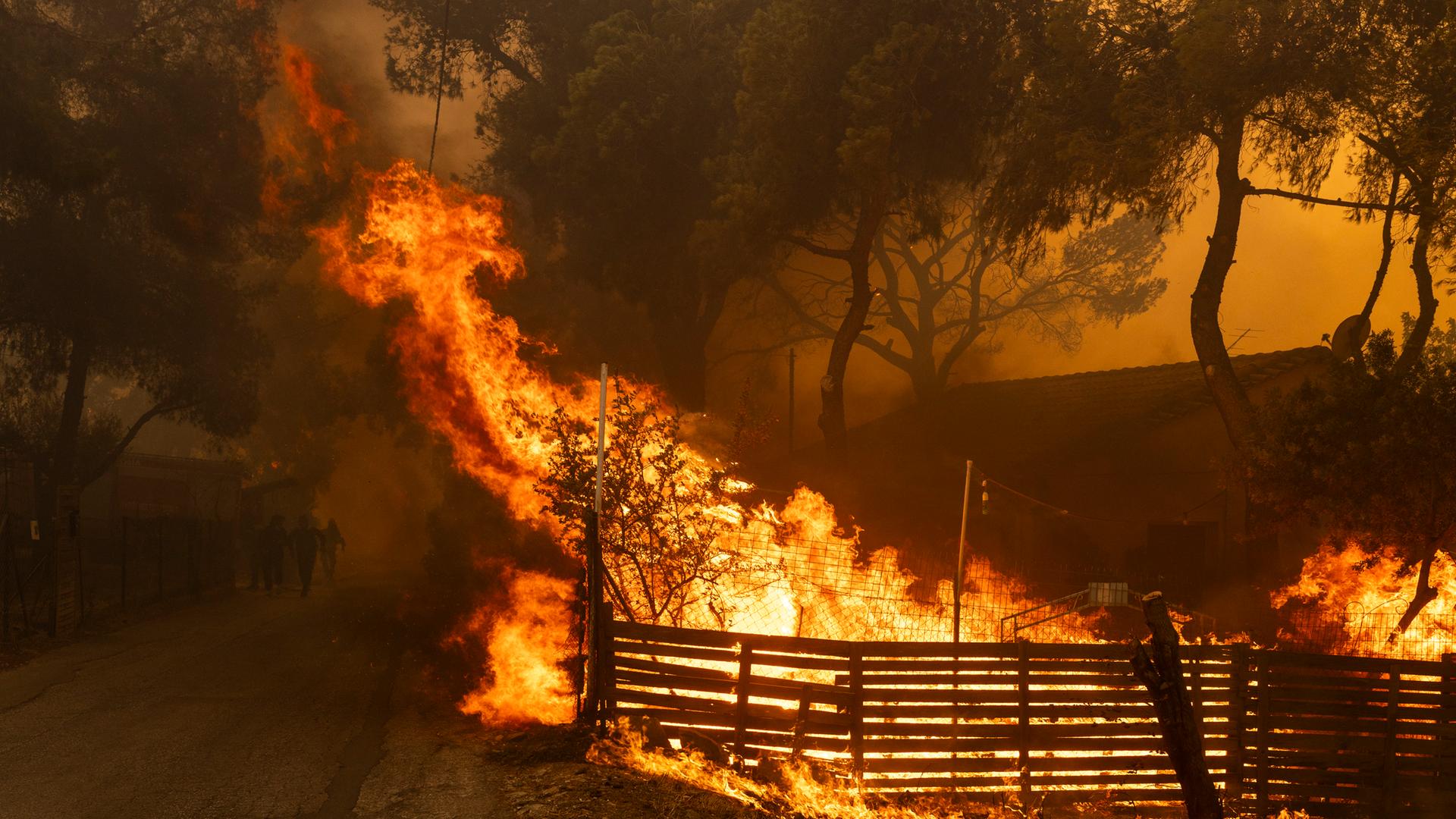 Großbrand nahe Athen