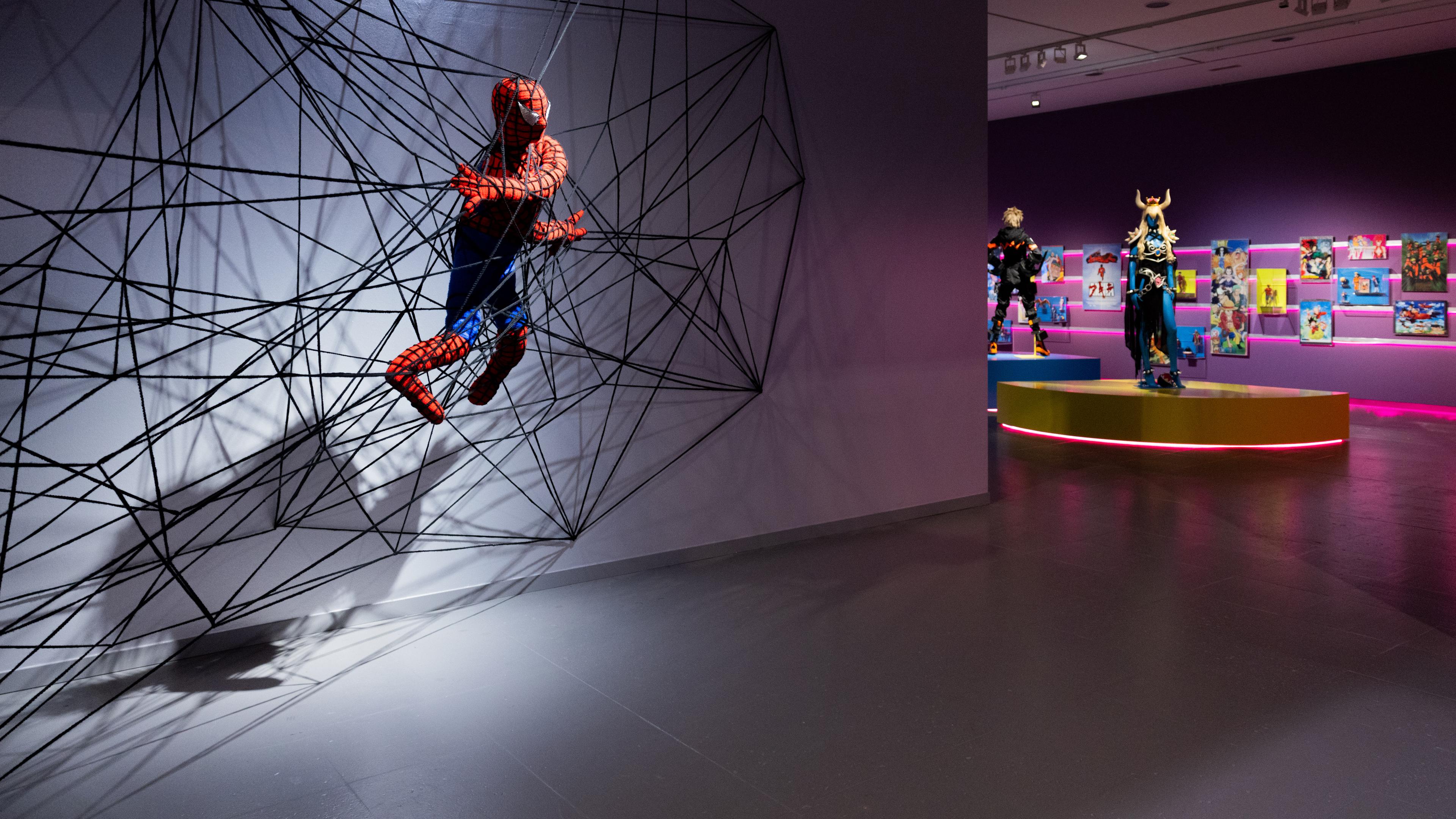 Eine Spiderman Figur aus Stoff in einem Netz ist in der Ausstellung «Superheroes» im NRW-Forum zu sehen. 