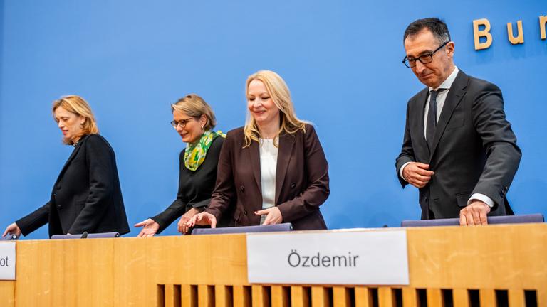 Cem Özdemir (Bündnis90/Die Grünen, r-l), Bundesbildungsminister kommt neben der saarländischen Bildungsministerin und KMK-Präsidentin Christine Streichert-Clivot (SPD), der rheinland-pfälzischen Bildungsministerin und A-Länderkoordinatorin Stefanie Hubig (SPD) und B-Länderkoordinatorin Karin Prien (CDU, Bildungsministerin Schleswig-Holstein) zu der Pressekonferenz zur Bund-Länder-Erklärung für einen Digitalpakt 2.0