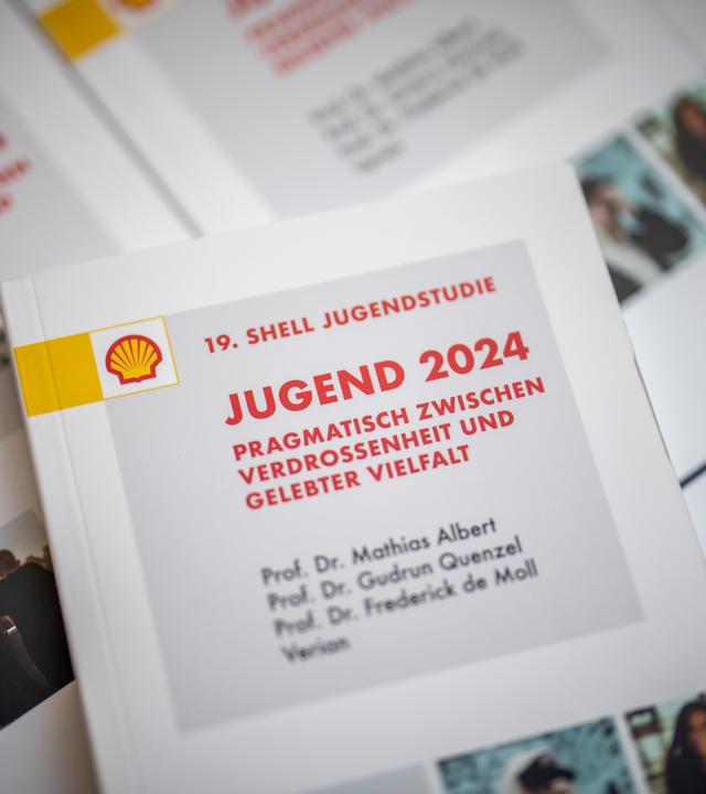 15.10.2024, Berlin: Das Cover der gedruckten Shell Jugendstudie 2024, aufgenommen bei der Vorstellung der 19. Shell Jugendstudie auf der Bundespressekonferenz.