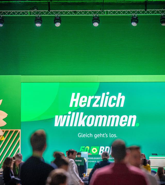 Delegierten warten auf den Beginn der Bundesdelegiertenkonferenz der Grünen. Beim dreitägigen Parteitag von Bündnis90/Die Grünen soll ein neuer Bundesvorstand gewählt und Robert Habeck zum Spitzenkandidat für die Bundestagswahl 2025 bestimmt werden.