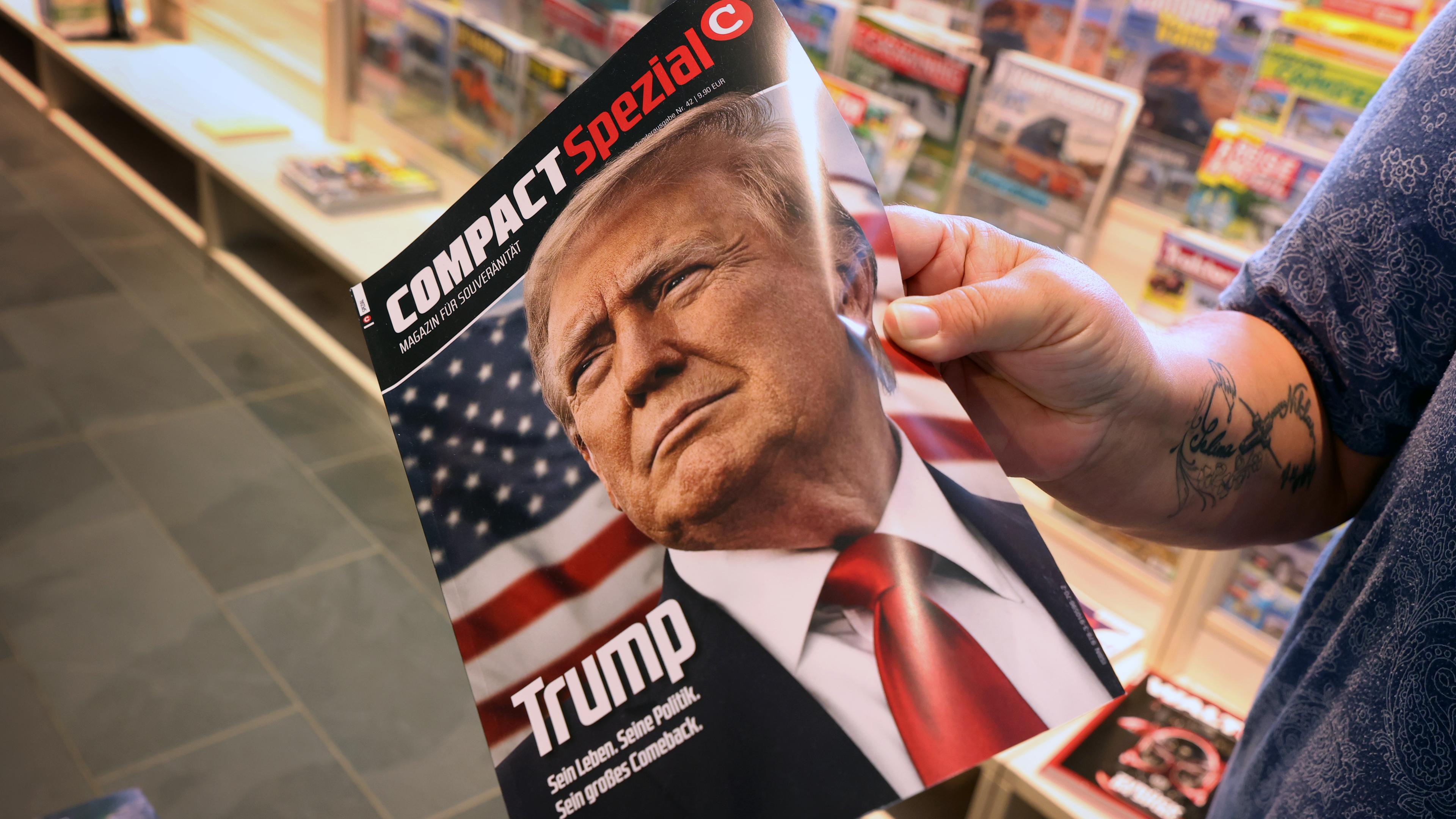 16.07.2024, Bayern, Kempten: Eine Mitarbeiterin einer Bahnhofsbuchhandlung hält eine Ausgabe des Magazins «Compact», um es danach aus dem Sortiment zu nehmen.