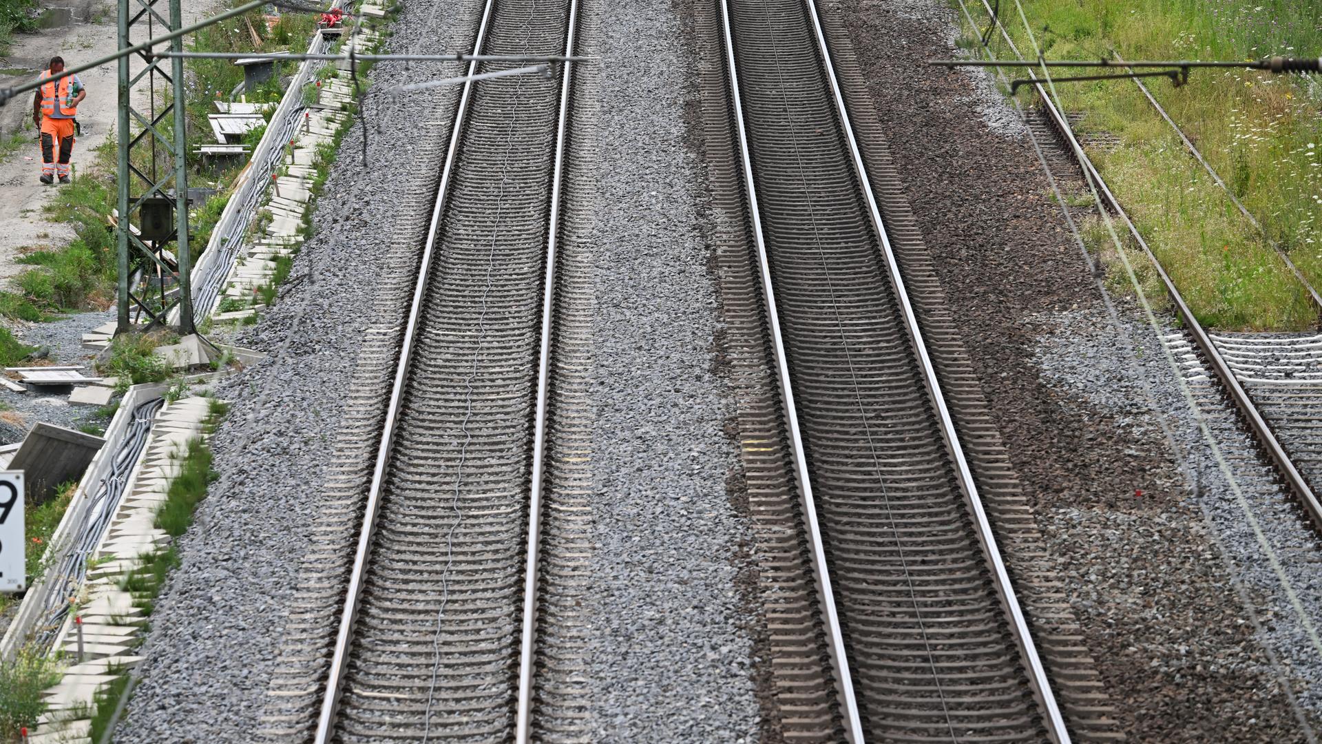 Symbolbild leere Bahnstrecke