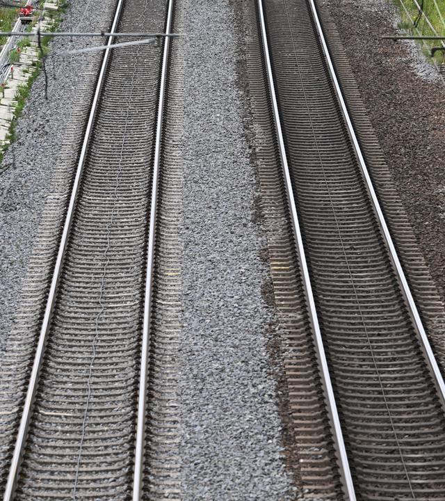 Symbolbild leere Bahnstrecke