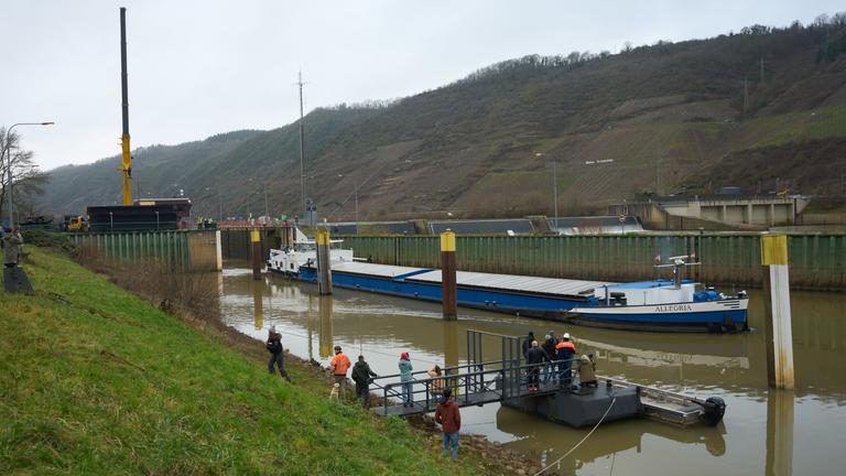 Erste Notschleusung nach Unfall auf Mosel geplant