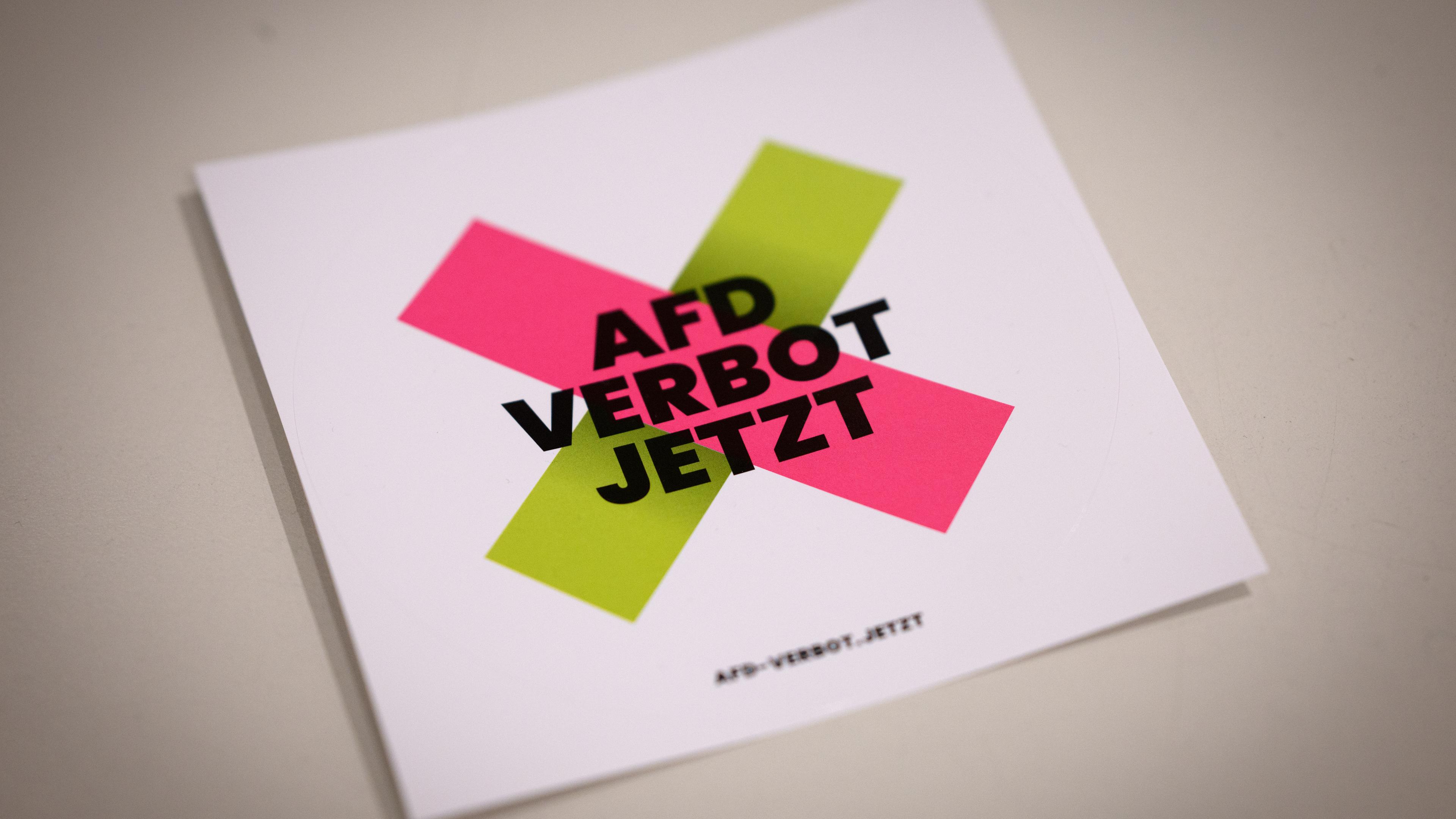 17.06.2024, Berlin: Ein Aufkleber mit dem Logo der Kampagne liegt bei einer Pressekonferenz zur bundesweiten Kampagne «Menschenwürde verteidigen - AfD-Verbot jetzt!» im Haus der Demokratie und Menschenrechte.