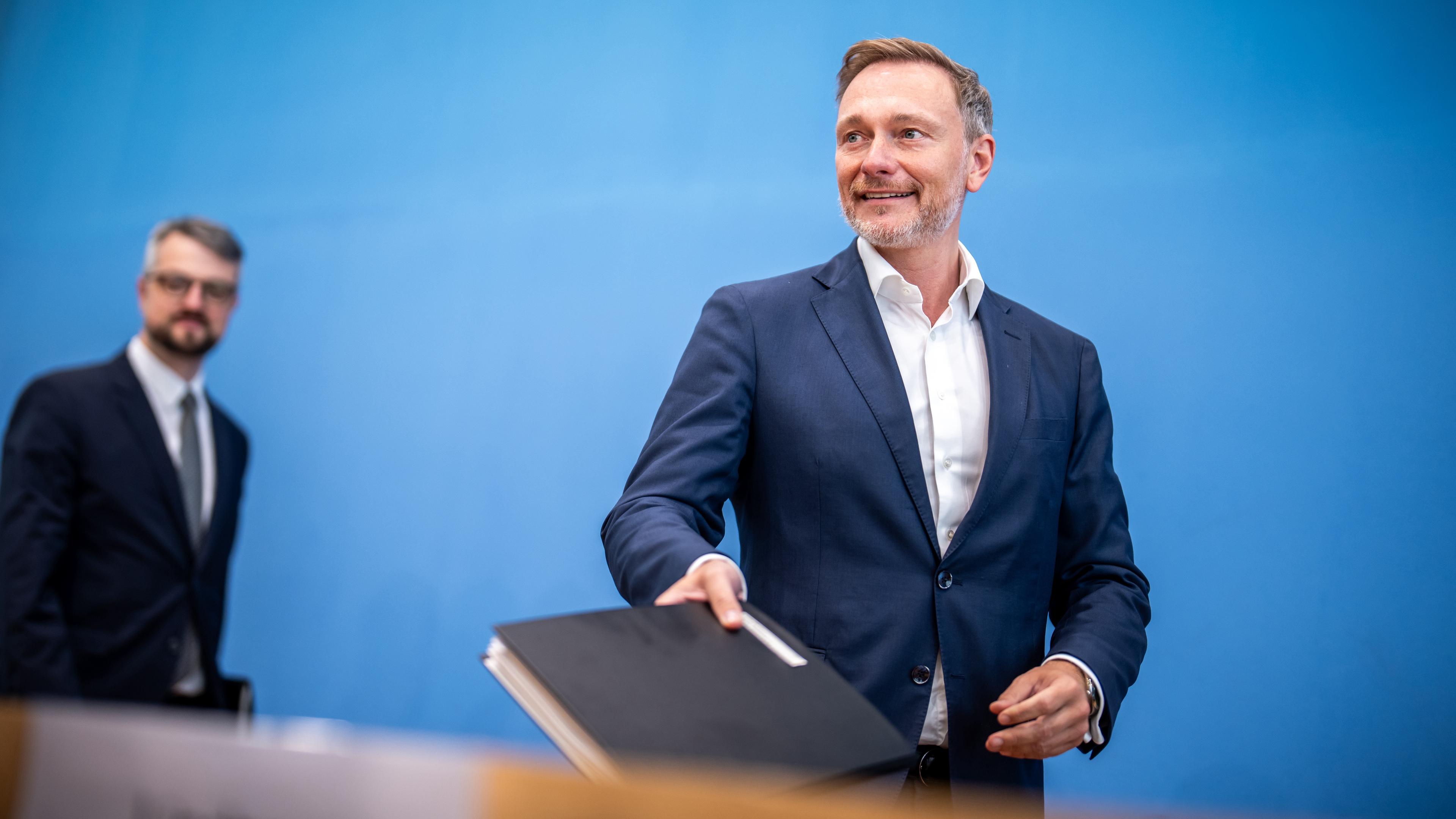 17.07.2024, Berlin: Christian Lindner (FDP, r), Bundesminister der Finanzen, kommt neben Wolf Heinrich Reuter, Staatssekretär im Finanzministerium für den Haushalt, zu der Pressekonferenz zum Entwurf für den Haushalt 2025 und den Nachtragshaushalt 2024.