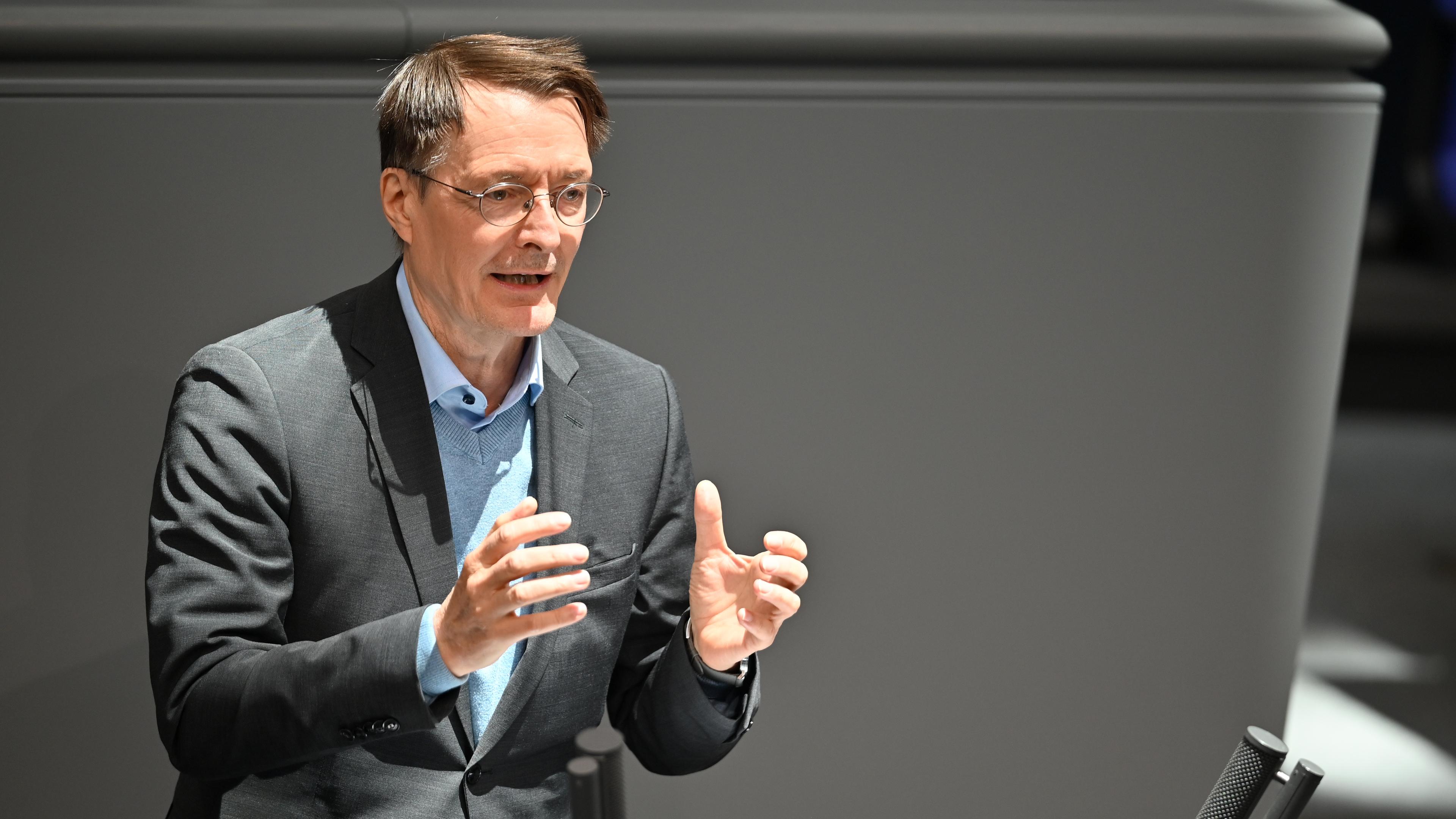 Karl Lauterbach (SPD), Bundesminister für Gesundheit,spricht in der Plenarsitzung im Deutschen Bundestag. Die Hauptthemen der 194. Sitzung der 20. Legislaturperiode sind eine Debatte über ein Jahr Nationale Sicherheitsstrategie, die Krankenhausreform, der Gleichwertigkeitsbericht 2024 und ein Gesetzentwurf zur Neuordnung des Wehrdisziplinarrechts.