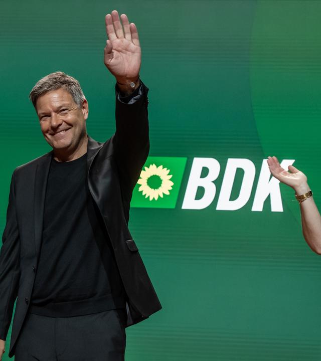 Robert Habeck (Bündnis 90/Die Grünen), Bundesminister für Wirtschaft und Klimaschutz, und Spitzenkandidat der Grünen für die Bundestagswahl 2025, steht nach seiner Wahl neben Annalena Baerbock (Bündnis90/Die Grünen), Außenministerin, bei der Bundesdelegiertenkonferenz von Bündnis 90/Die Grünen. Beim Parteitag der Grünen wurde ein neuer Vorstand gewählt.