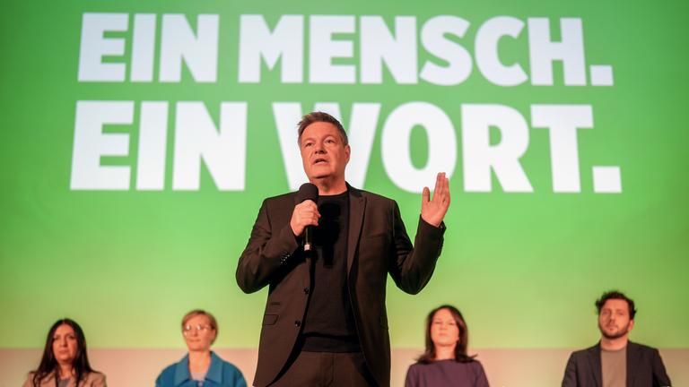 Robert Habeck, Bundesminister für Wirtschaft und Klimaschutz und Kanzlerkandidat von Bündnis 90/Die Grünen, stellt den Entwurf des Wahlprogramms der Grünen zur Bundestagswahl 2025 vor Pegah Edalatian (l-r), politische Geschäftsführerin von Bündnis 90/Die Grünen, Franziska Brantner, Bundesvorsitzende von Bündnis 90/Die Grünen, Annalena Baerbock (Bündnis 90/Die Grünen), Außenministerin, und Felix Banaszak, Bundesvorsitzender von Bündnis 90/Die Grünen, vor.