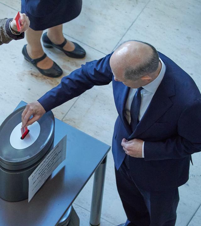  Bundeskanzler Olaf Scholz (SPD) gibt bei der 195. Sitzung des Deutschen Bundestages namentlich seine Stimme zum ·Sicherheitspaket· ab. Die Abgeordneten befassten sich mit mehreren Vorlagen zur inneren Sicherheit.