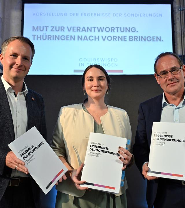  Andreas Bühl (l-r, CDU), Katharina Schenk (SPD) und Tilo Kummer (BSW) präsentieren eine Druckschrift mit den Ergebnissen der Sondierungsgespräche zwischen CDU, BSW und SPD in der Erfurter Zentralheize. Die drei Parteien haben in Sondierungsgesprächen über die Bildung einer tragfähigen Regierungskonstellation für Thüringen gesprochen und Schnittmengen sowie Lösungen für die wesentlichen Themen der Menschen im Land erörtert.