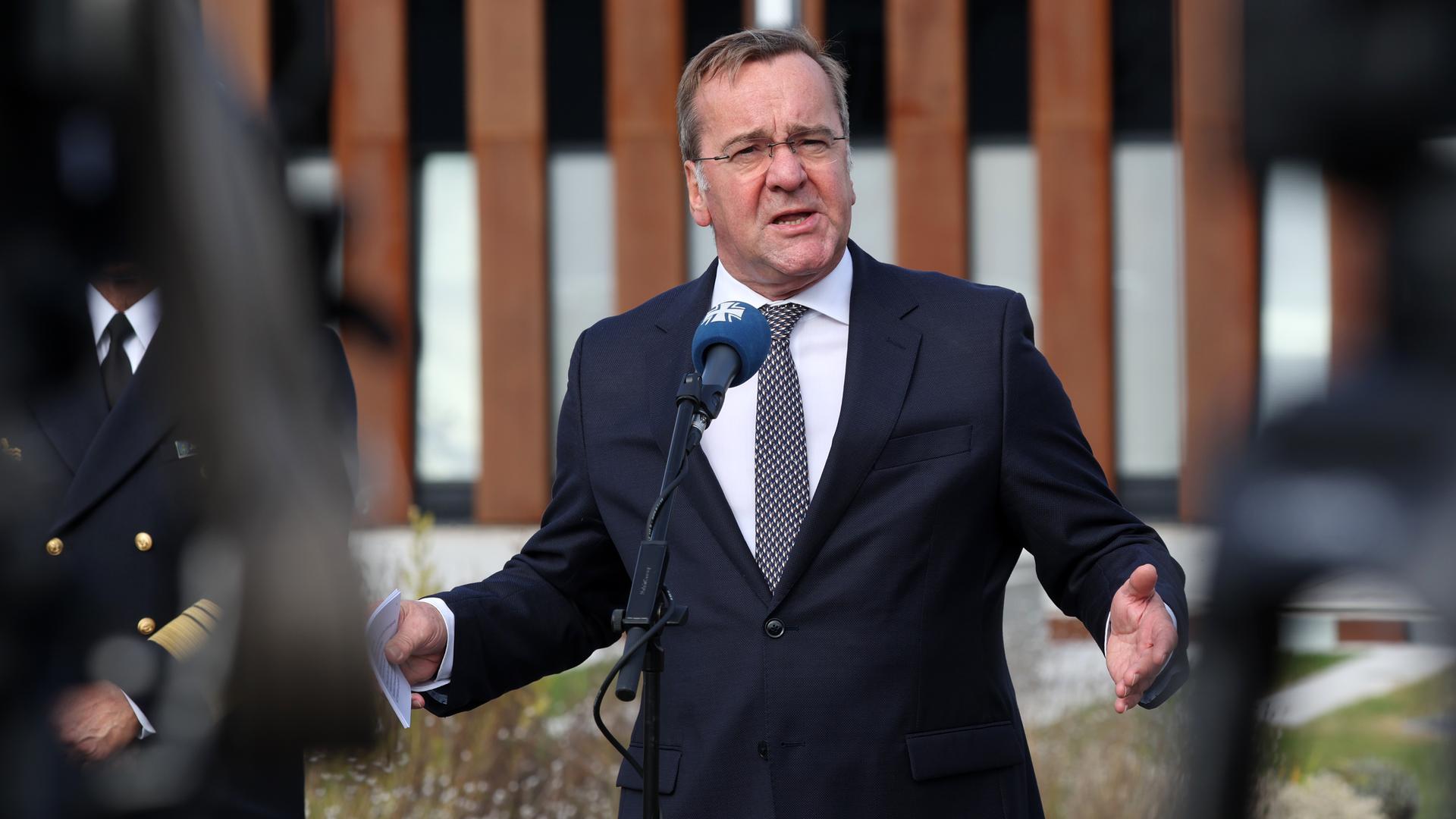 21.10.2024, Mecklenburg-Vorpommern, Rostock: Boris Pistorius (SPD), Bundesverteidigungsminister, spricht nach dem Aufstellungszeremoniell für das Commander Task Force Baltic (CTF Baltic) in Rostock zu Journalisten.