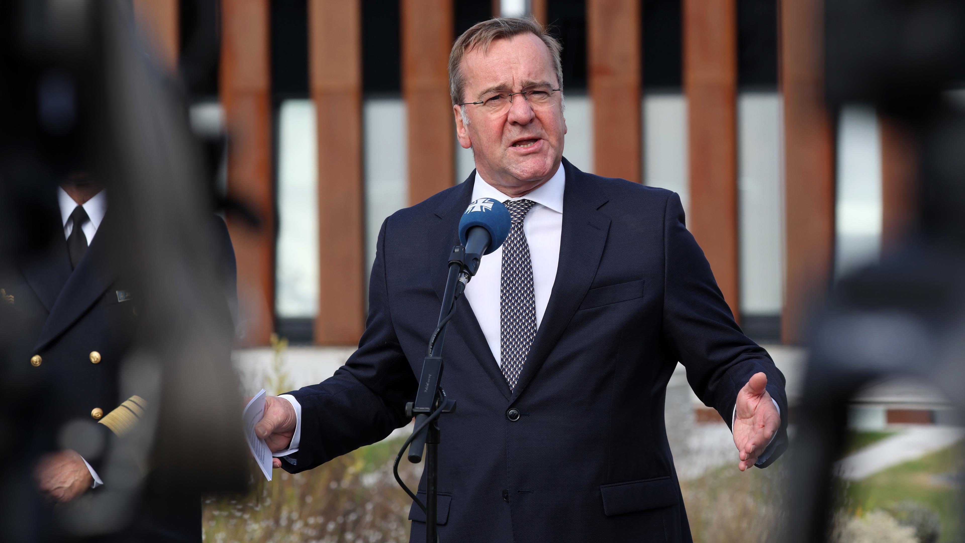 21.10.2024, Mecklenburg-Vorpommern, Rostock: Boris Pistorius (SPD), Bundesverteidigungsminister, spricht nach dem Aufstellungszeremoniell für das Commander Task Force Baltic (CTF Baltic) in Rostock zu Journalisten.