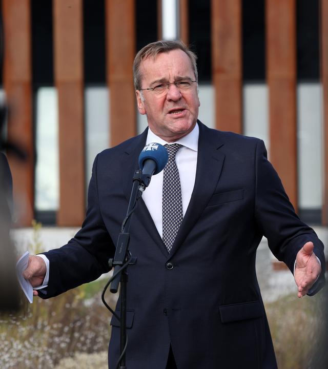 21.10.2024, Mecklenburg-Vorpommern, Rostock: Boris Pistorius (SPD), Bundesverteidigungsminister, spricht nach dem Aufstellungszeremoniell für das Commander Task Force Baltic (CTF Baltic) in Rostock zu Journalisten.
