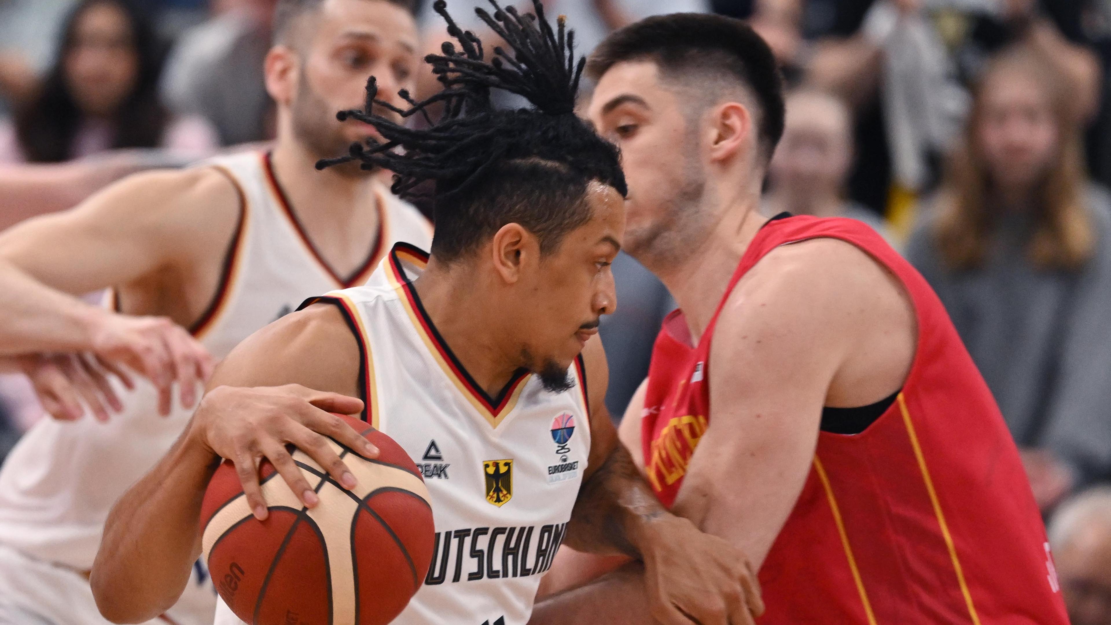 Deutschlands Nelson Weidemann (l) in Aktion mit Montenegros Aleksa Ilic.