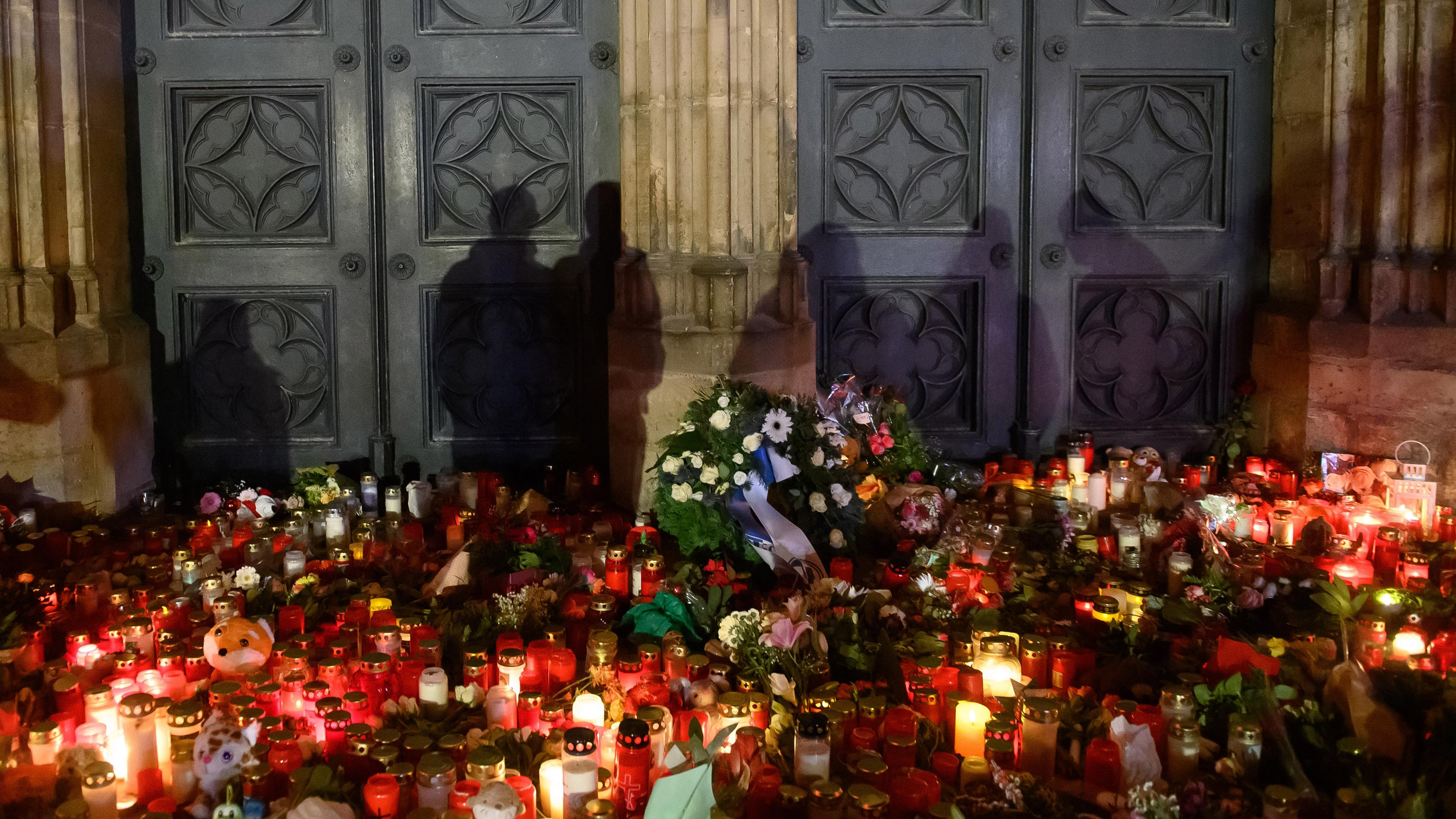 Schatten Anteilnehmender sind am Portal des Magdeburger Doms am 22.12 zu sehen