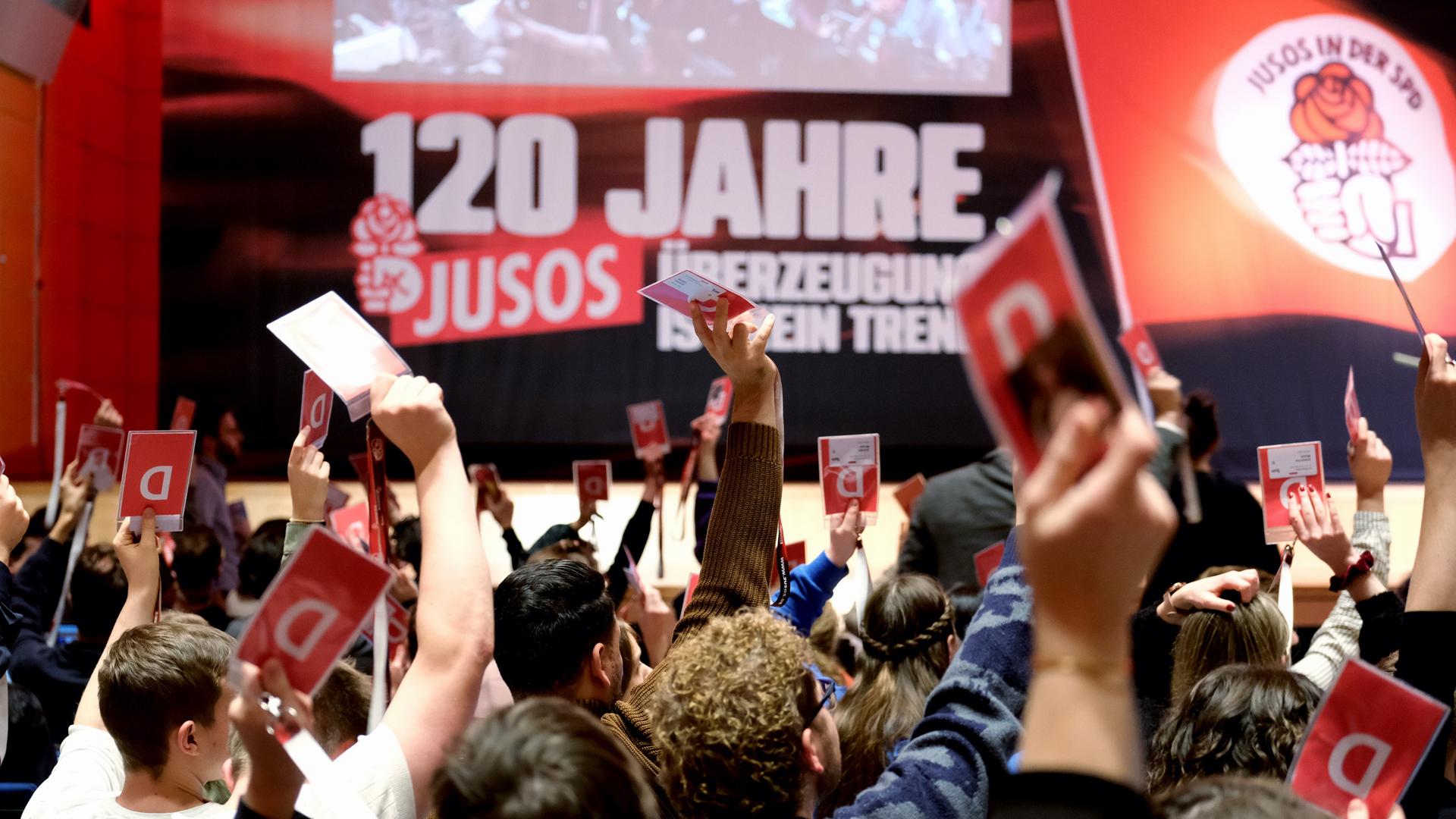 Juso-Bundeskongress Abstimmung Hände Stimmkarten Juso-Rose