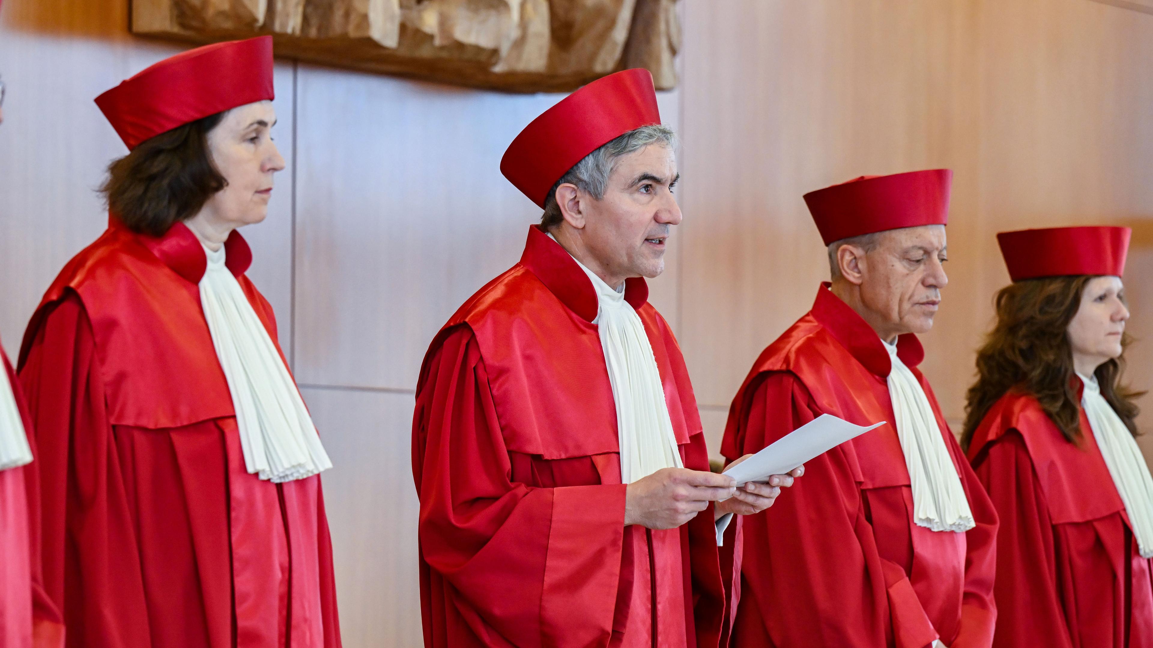 Der Erste Senat des Bundesverfassungsgericht, (l-r) Yvonne Ott, Stephan Harbarth, Vorsitzender des Senats und Präsident des Gerichts, Josef Christ, Ines Härtel, verkündet das Urteil zu ärztlichen Zwangsmaßnahmen