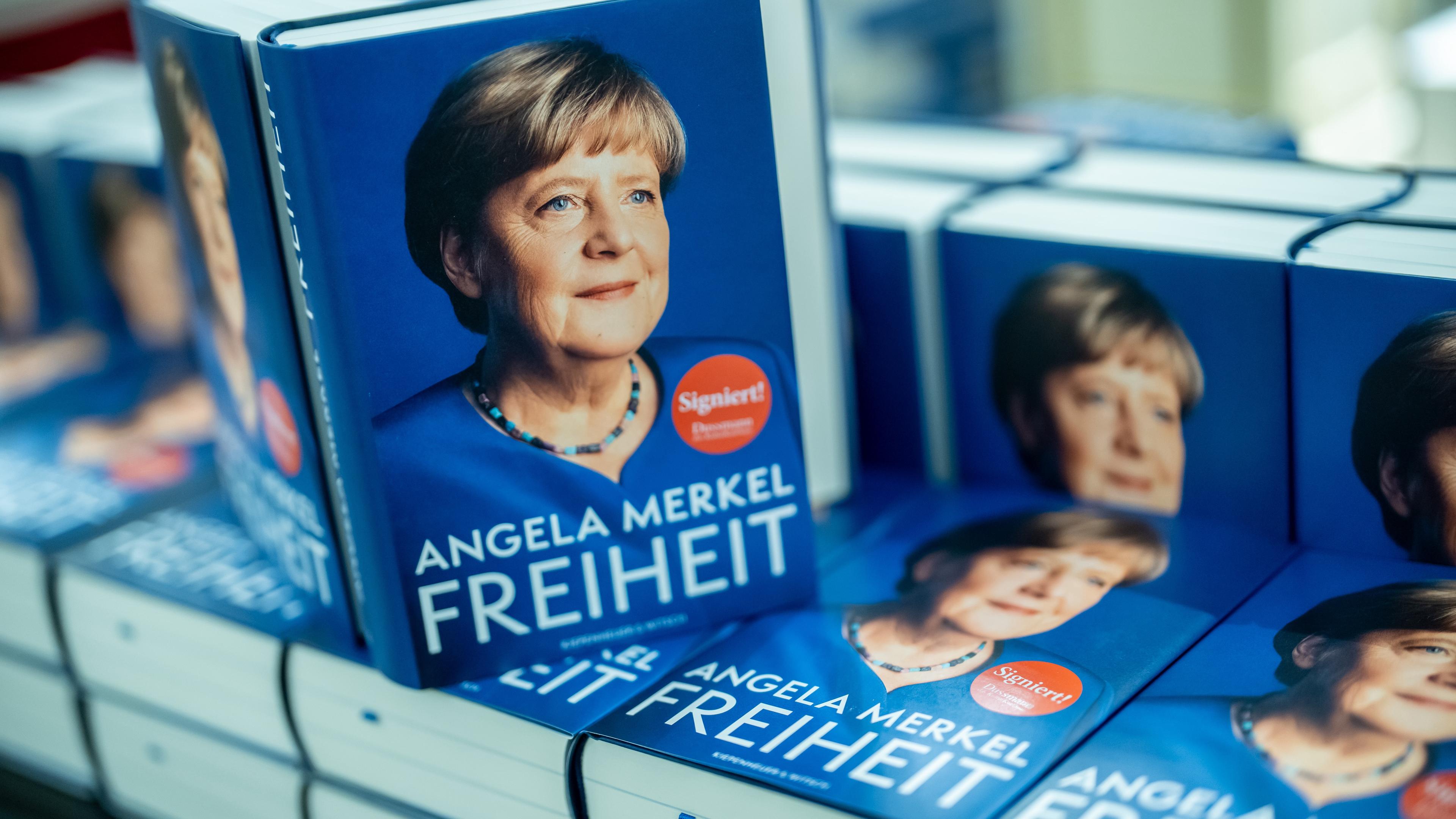 Das Buch «Freiheit. Erinnerungen 1954 - 2021» der Ex-Kanzlerin Angela Merkel liegt im Deutschen Theater vor der Vorstellung ihrer Biografie aus