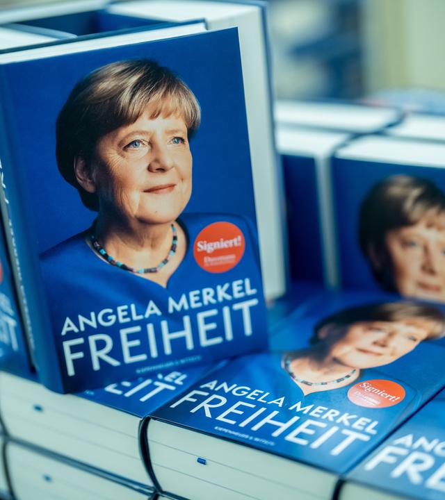Das Buch «Freiheit. Erinnerungen 1954 - 2021» der Ex-Kanzlerin Angela Merkel liegt im Deutschen Theater vor der Vorstellung ihrer Biografie aus