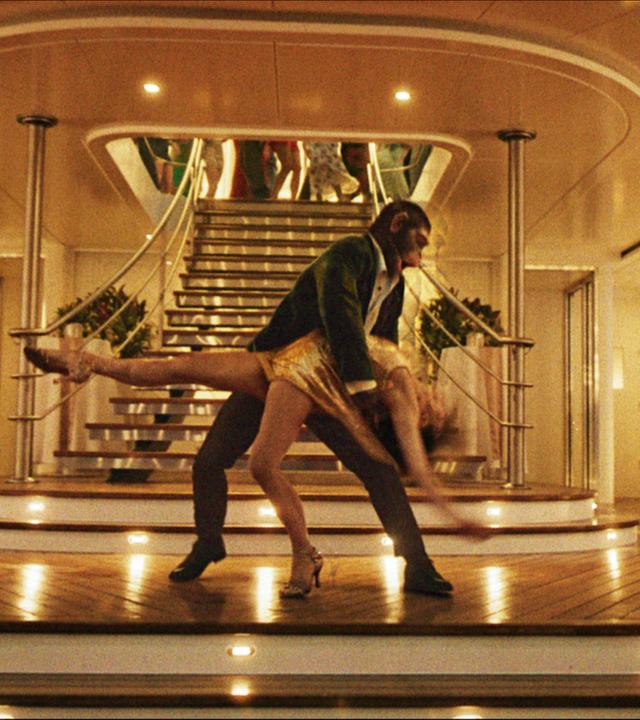 Raechelle Banno (r) als Nicole Appleton und Jonno Davies als Robbie Williams in einer Szene des Films «Better Man · Die Robbie Williams Story» (undatierte Filmszene). Der Film kommt am 02.01.2025 in die deutschen Kinos.