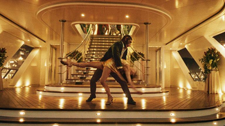 Raechelle Banno (r) als Nicole Appleton und Jonno Davies als Robbie Williams in einer Szene des Films «Better Man · Die Robbie Williams Story» (undatierte Filmszene). Der Film kommt am 02.01.2025 in die deutschen Kinos.