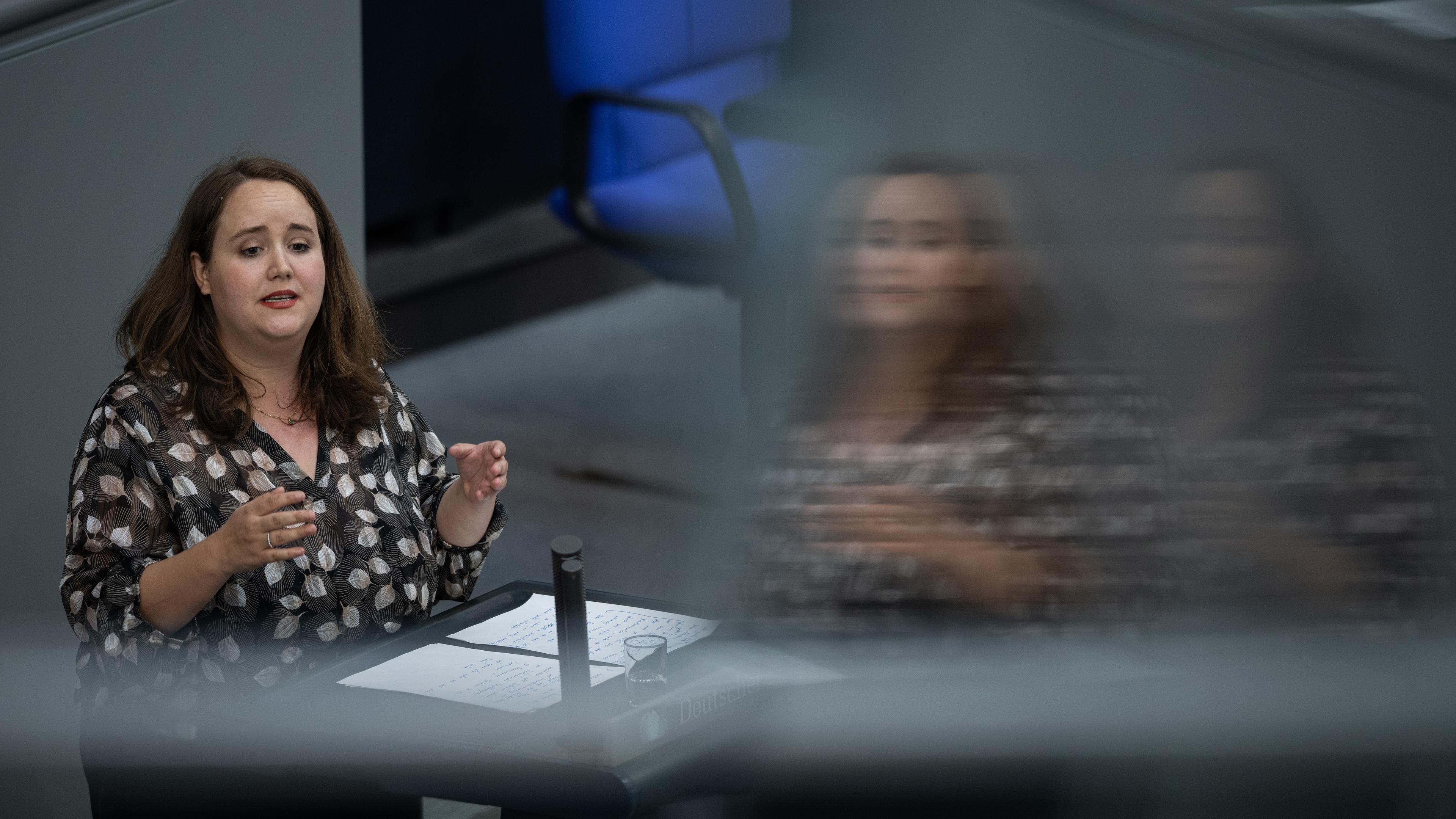 27.06.2024, Berlin: Ricarda Lang (Bündnis 90/Die Grünen), Bundesvorsitzende der Grünen, spricht im Bundestag. 