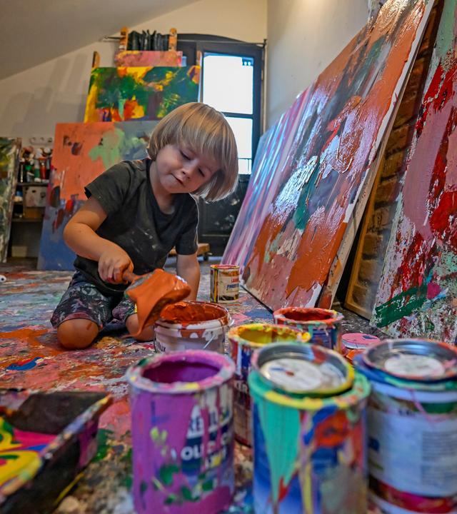 25.08.2024, Bayern, Neubeuern: Laurent Schwarz malt in seinem Atelier grossformatige Bilder mit Acrylfarben.
