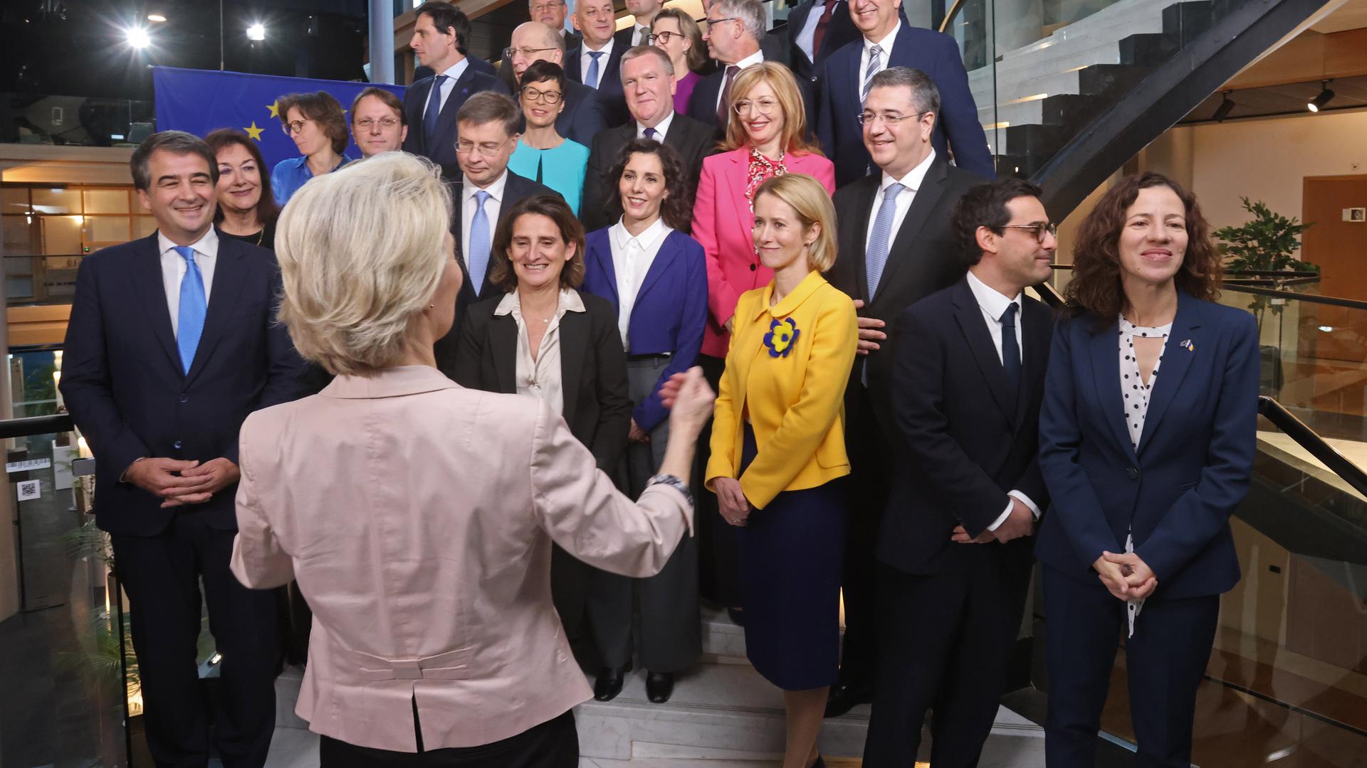  Frankreich, Straßburg: Ursula von der Leyen (CDU, vorne), Präsidentin der Europäischen Kommission, stellt sich im EU-Parlament mit den Kommissionsmitgliedern
